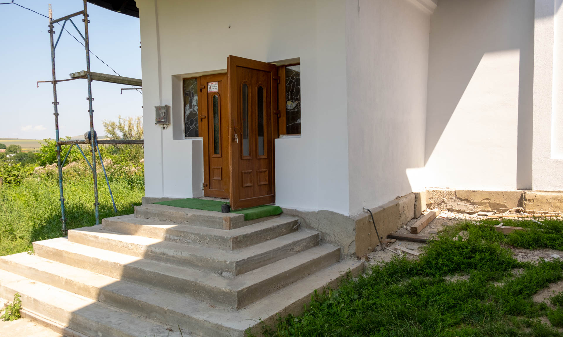 Lucrările de consolidare continuă la Ghelăiești: o biserică veche de 150 de ani renaște prin milostenie