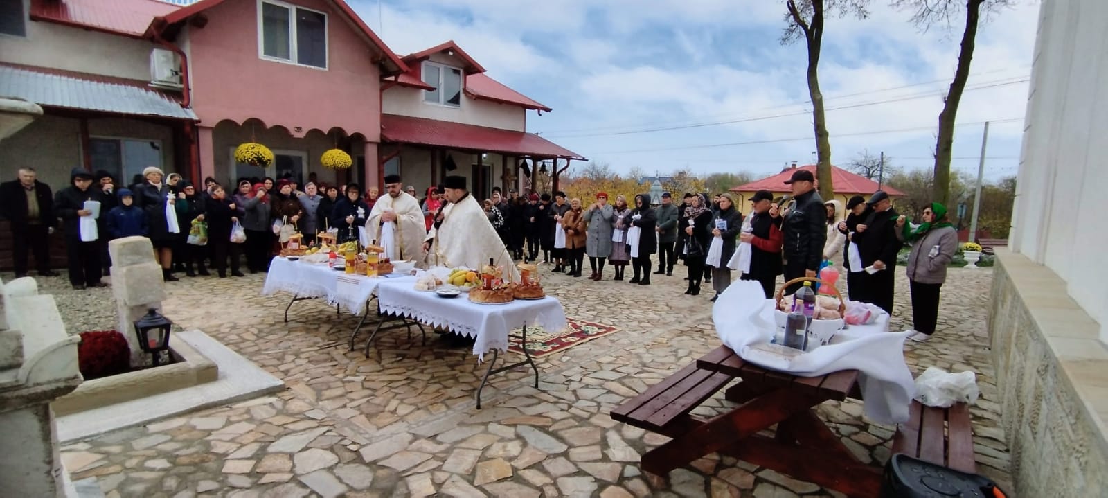 Pe urmele preoților de altădată: familia Sandovici și slujitorii bisericii din Broscăuți, pomeniți cu evlavie și recunoștință