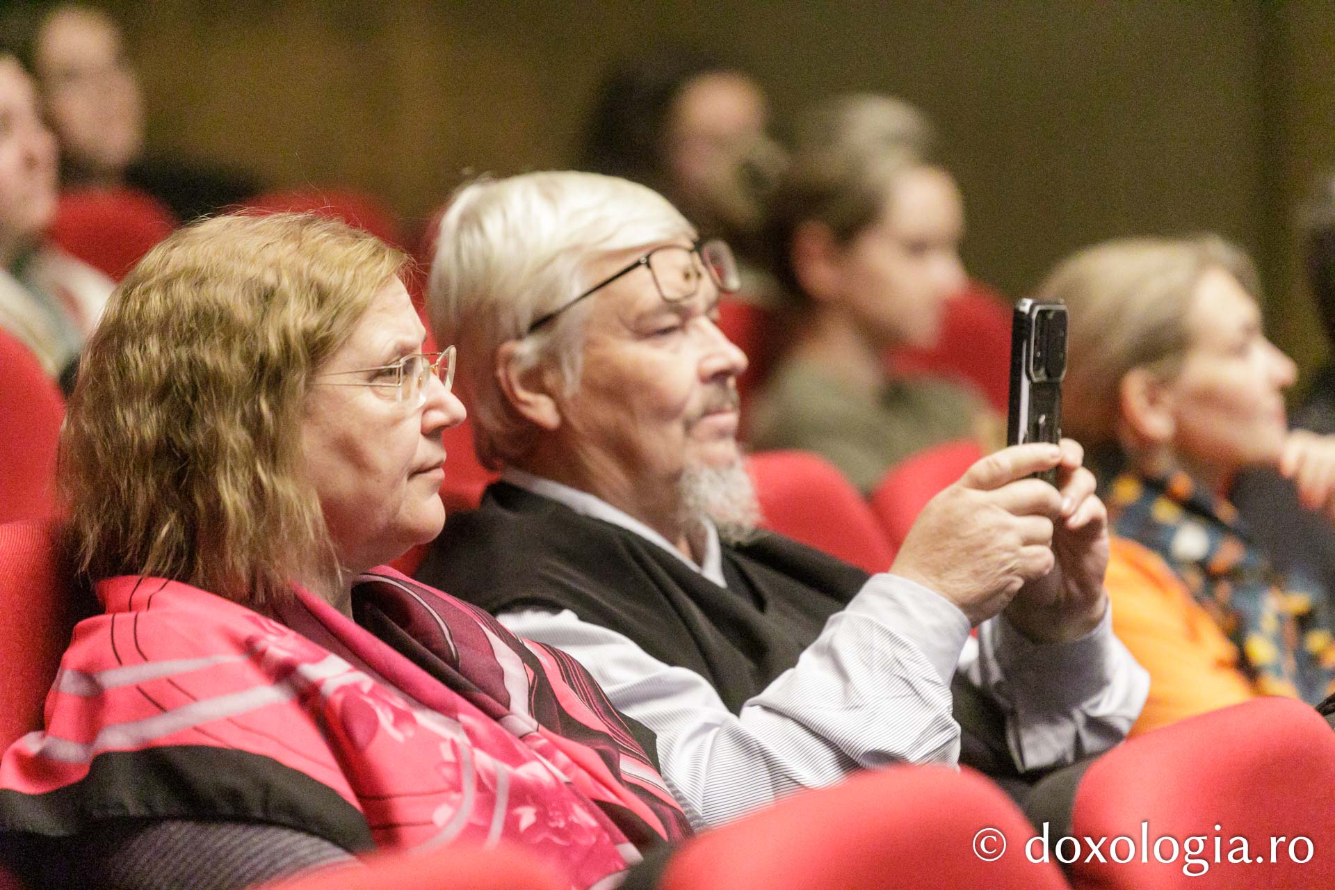 Sfânta Olga din Alaska. Confesiunile unui regizor – Simon Scionka