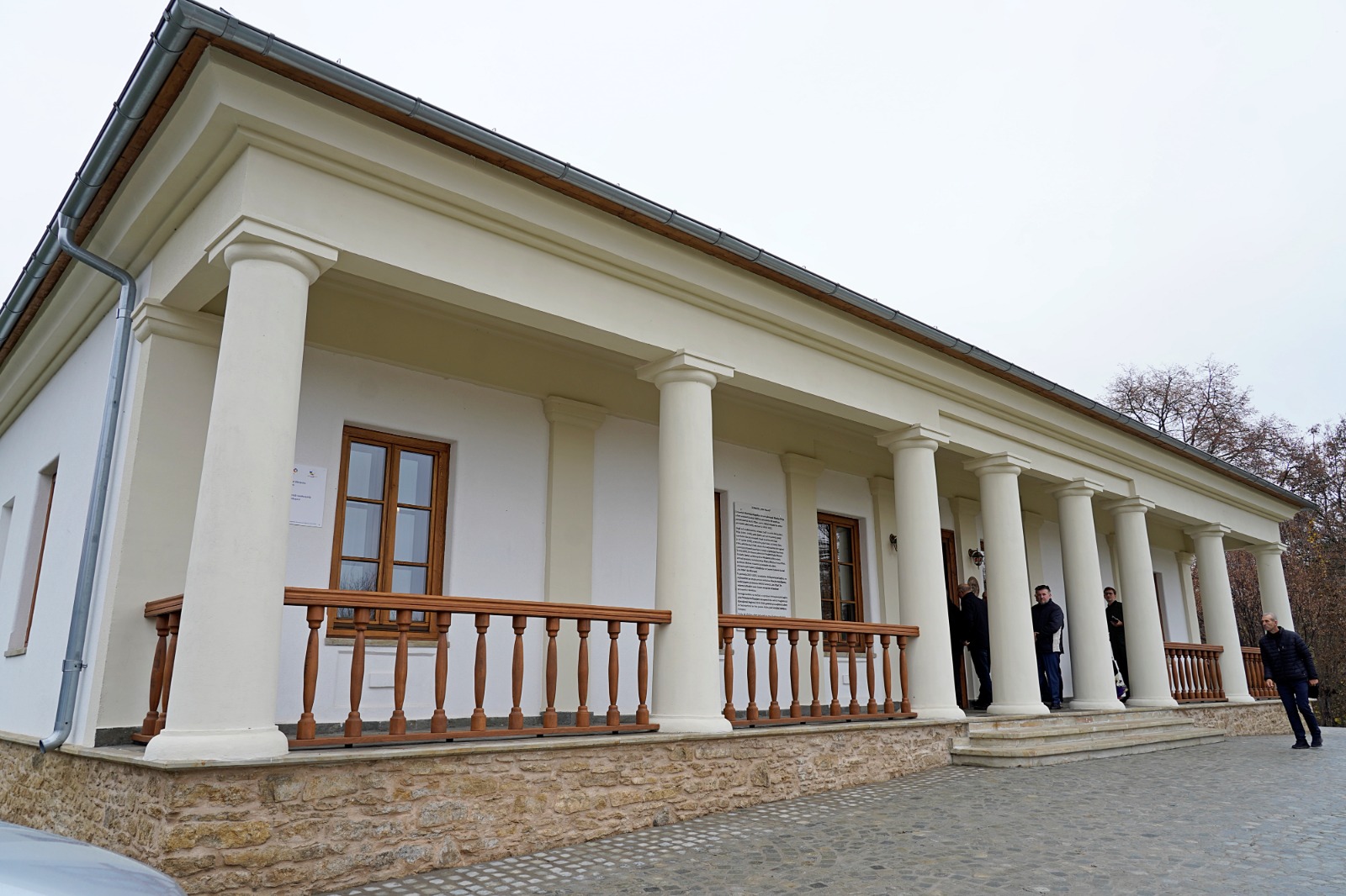 Conacul „Ion Pillat”, dedicat persoanelor vârstnice: IPS Teofan a binecuvântat noul centru de zi pentru bătrâni din Miorcani