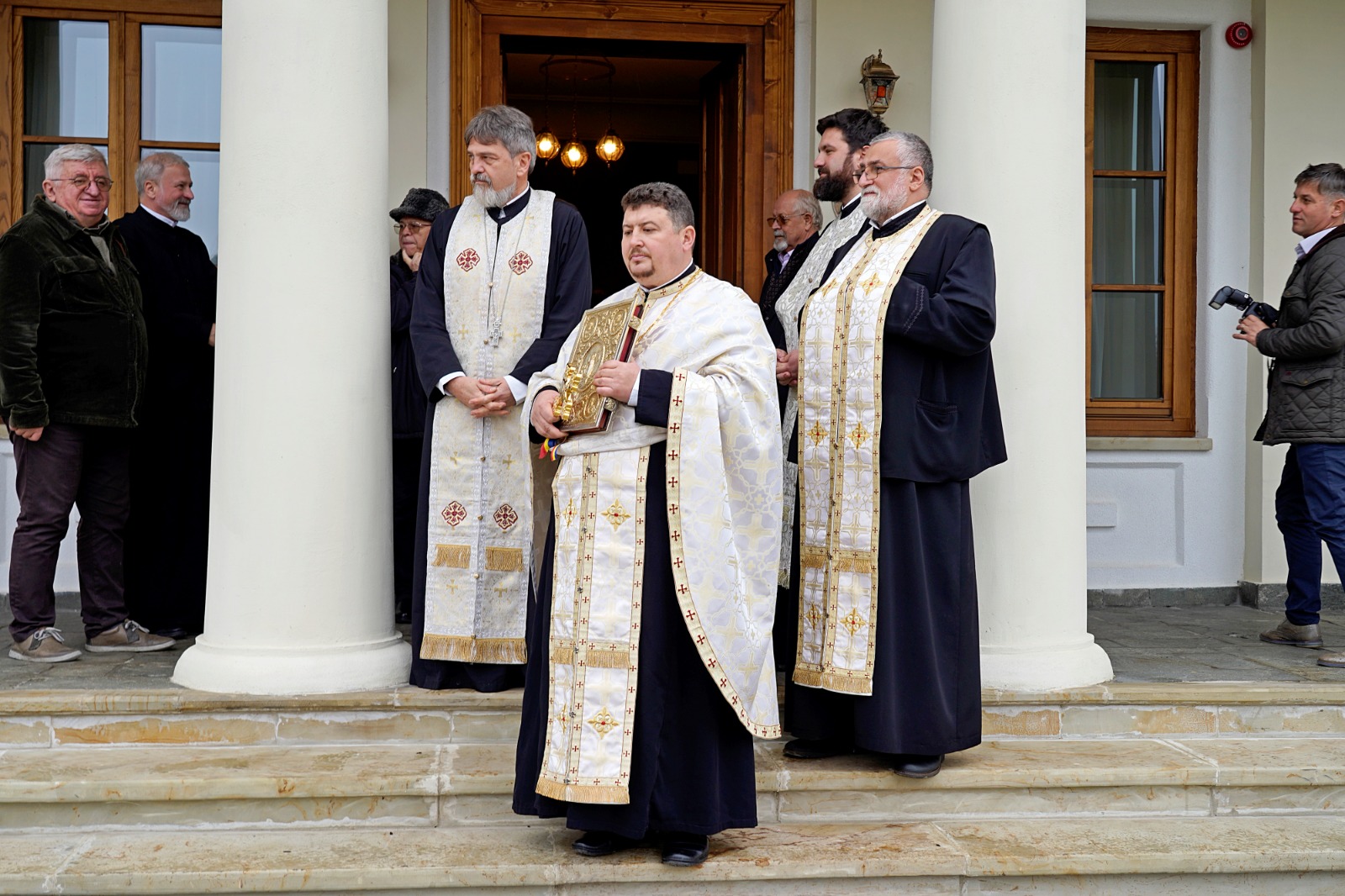 Conacul „Ion Pillat”, dedicat persoanelor vârstnice: IPS Teofan a binecuvântat noul centru de zi pentru bătrâni din Miorcani