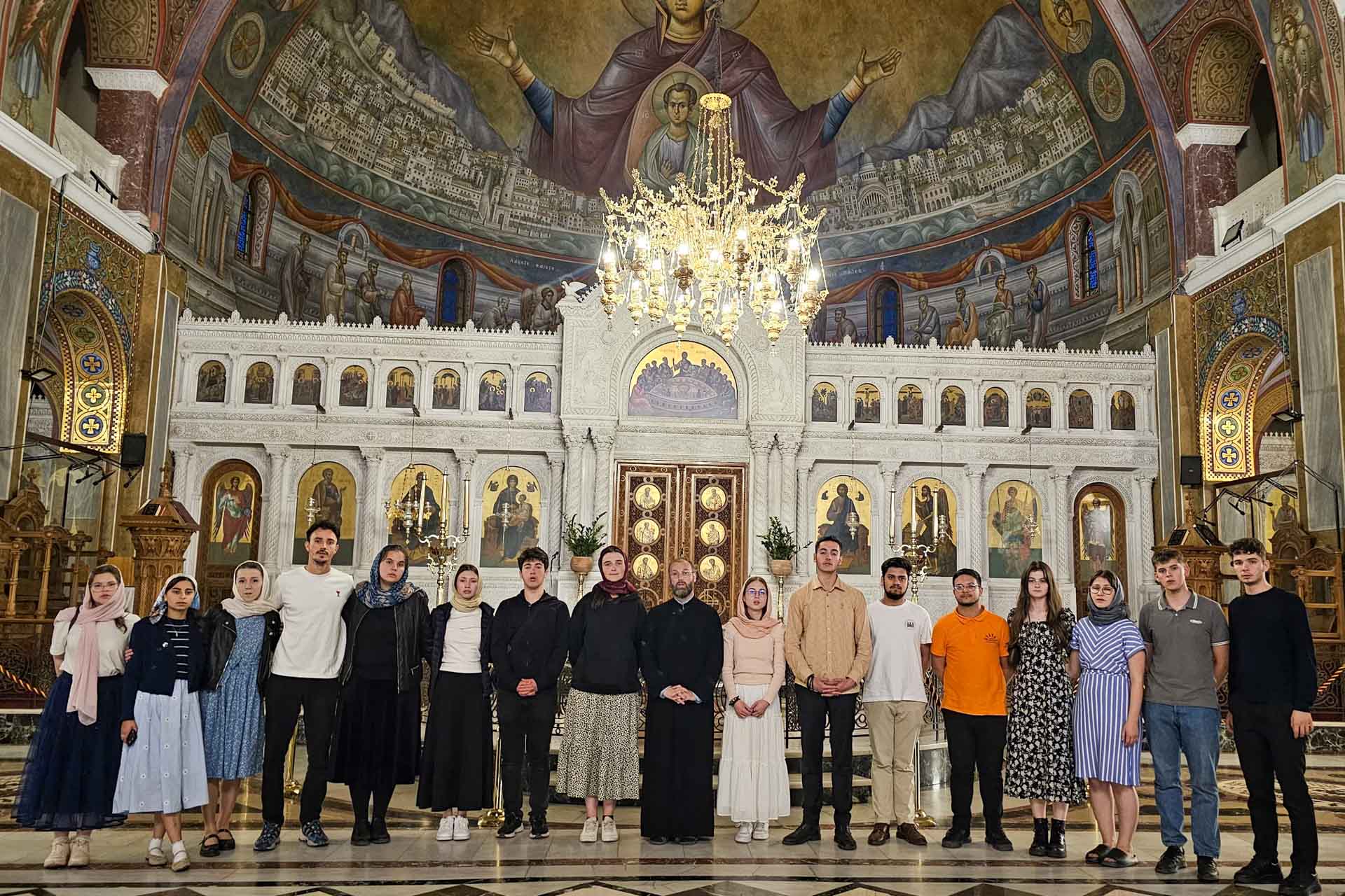 Tineri voluntari ai Arhiepiscopiei Iașilor, în pelerinaj la sfinții Greciei