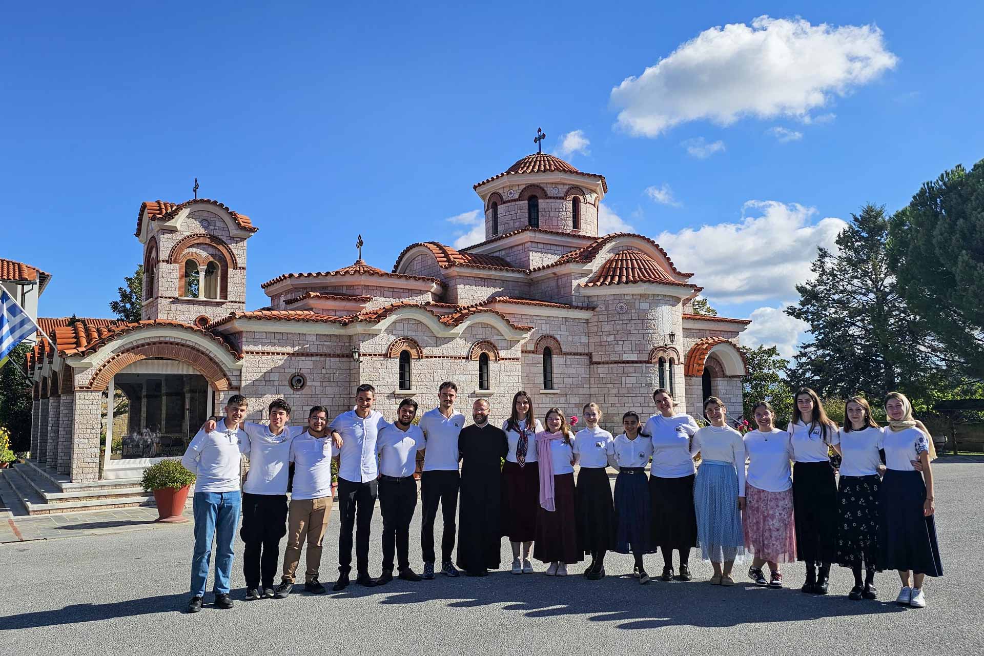 Tineri voluntari ai Arhiepiscopiei Iașilor, în pelerinaj la sfinții Greciei