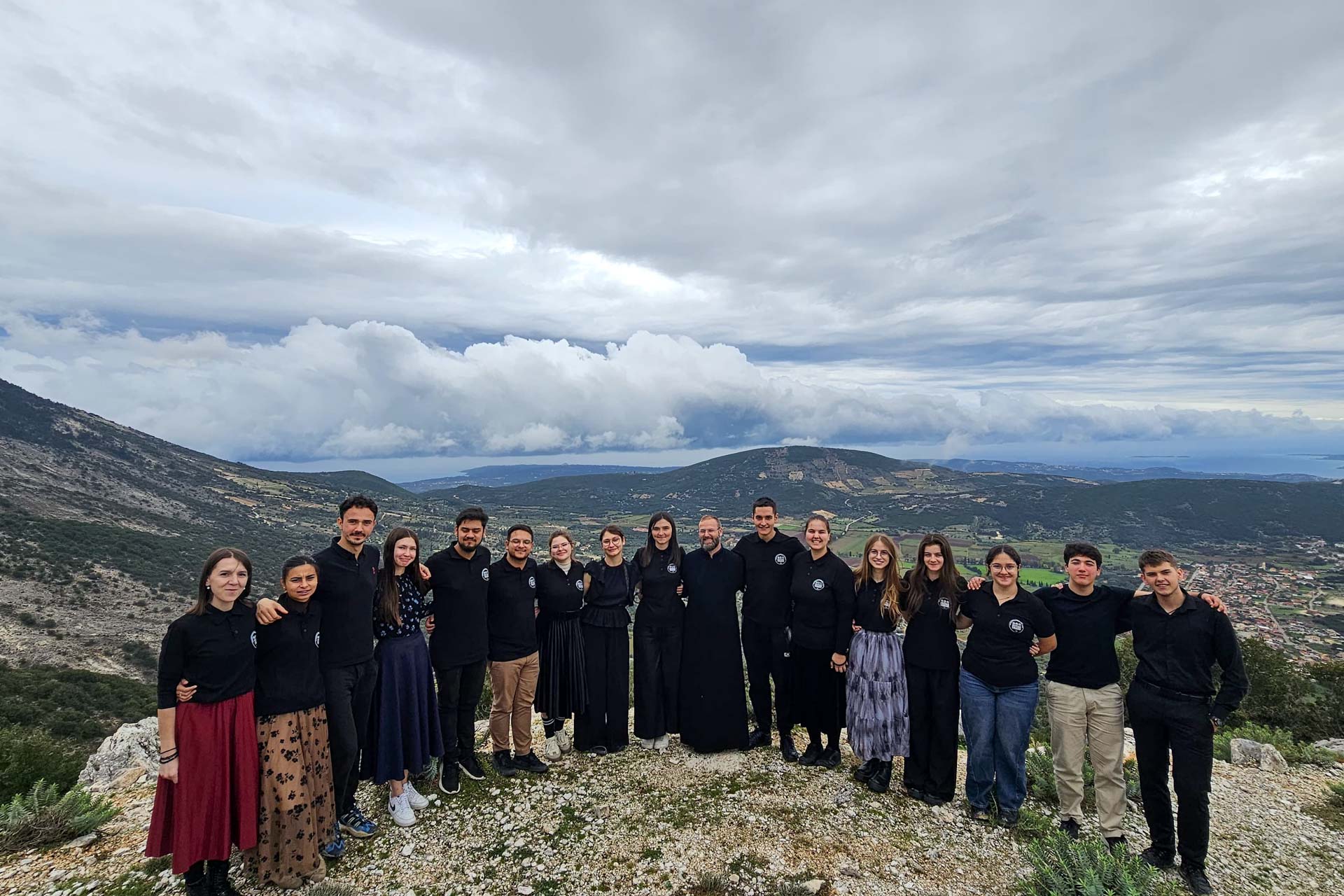 Tineri voluntari ai Arhiepiscopiei Iașilor, în pelerinaj la sfinții Greciei