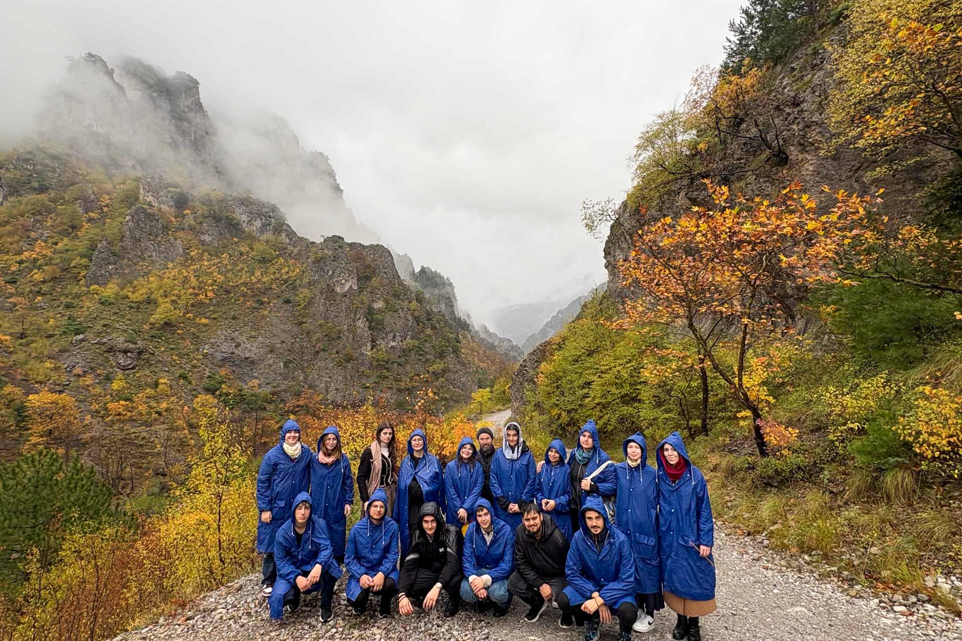 Tineri voluntari ai Arhiepiscopiei Iașilor, în pelerinaj la sfinții Greciei