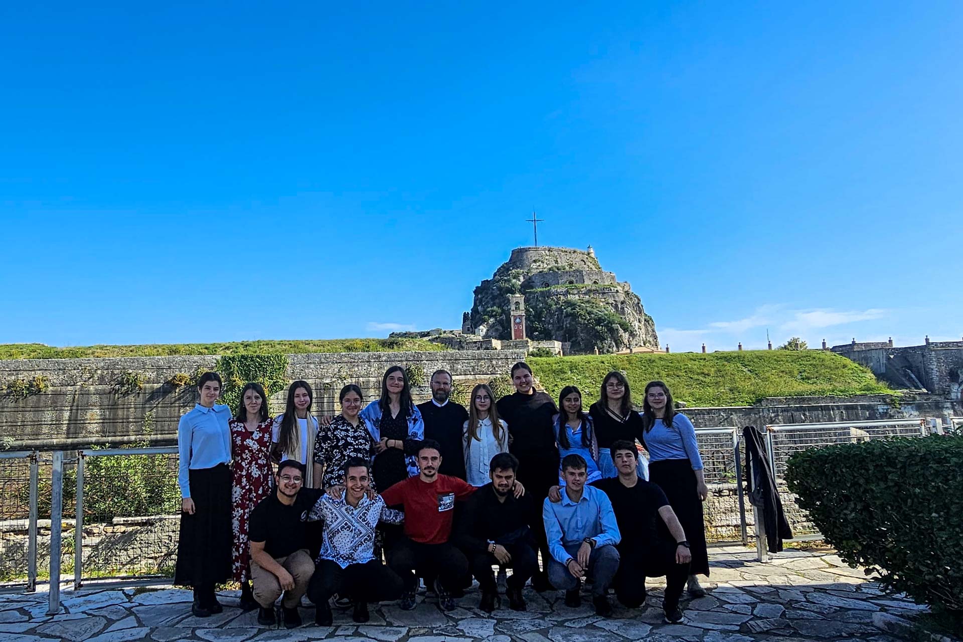 Tineri voluntari ai Arhiepiscopiei Iașilor, în pelerinaj la sfinții Greciei