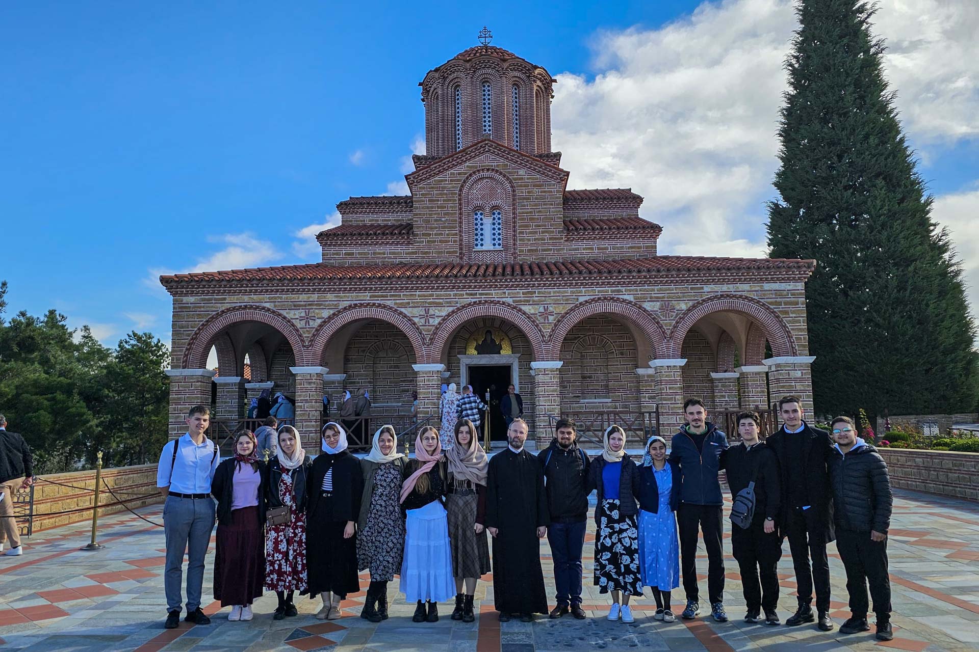 Tineri voluntari ai Arhiepiscopiei Iașilor, în pelerinaj la sfinții Greciei