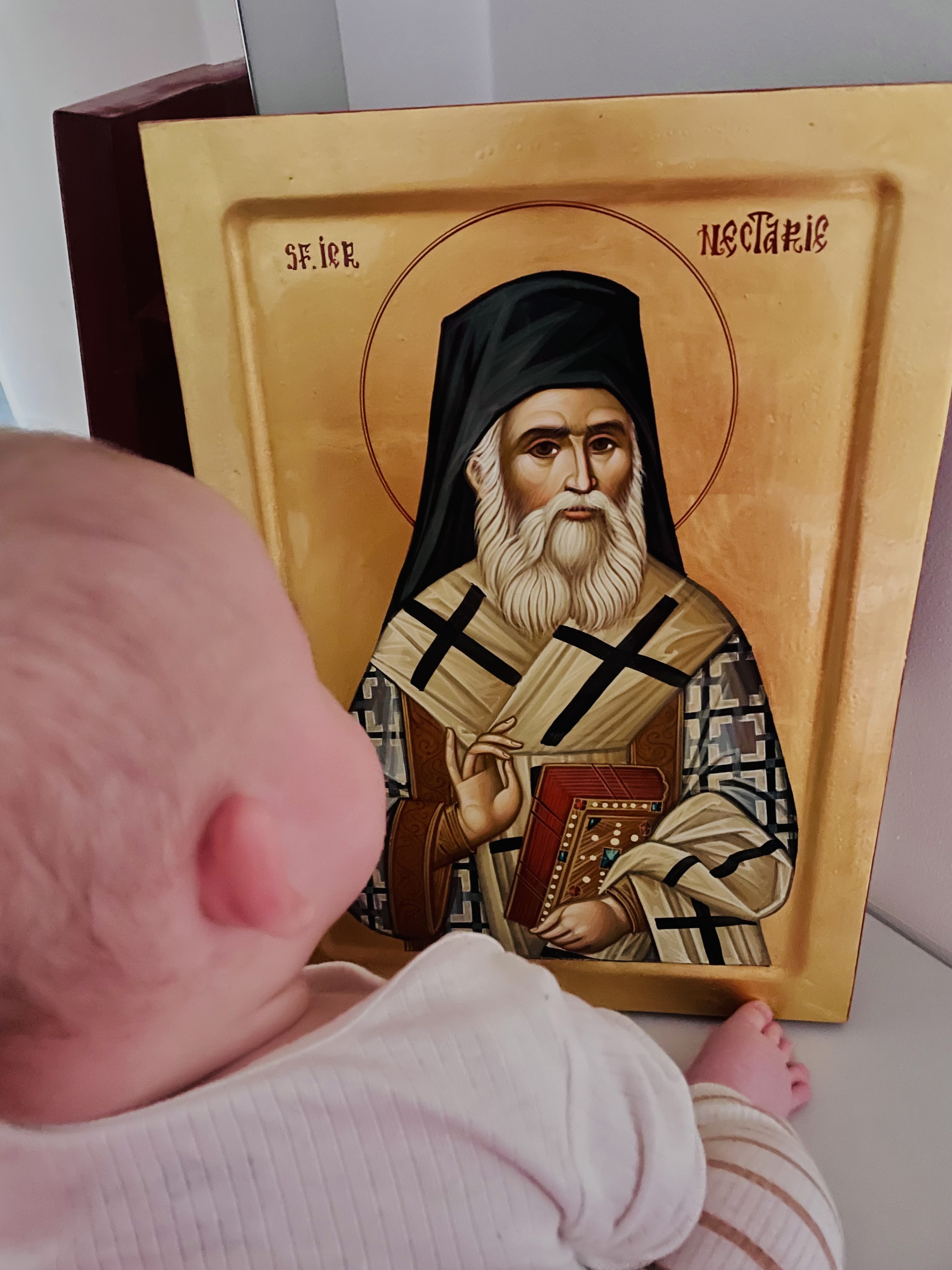 bebelus cu icoana Sfantului Nectarie