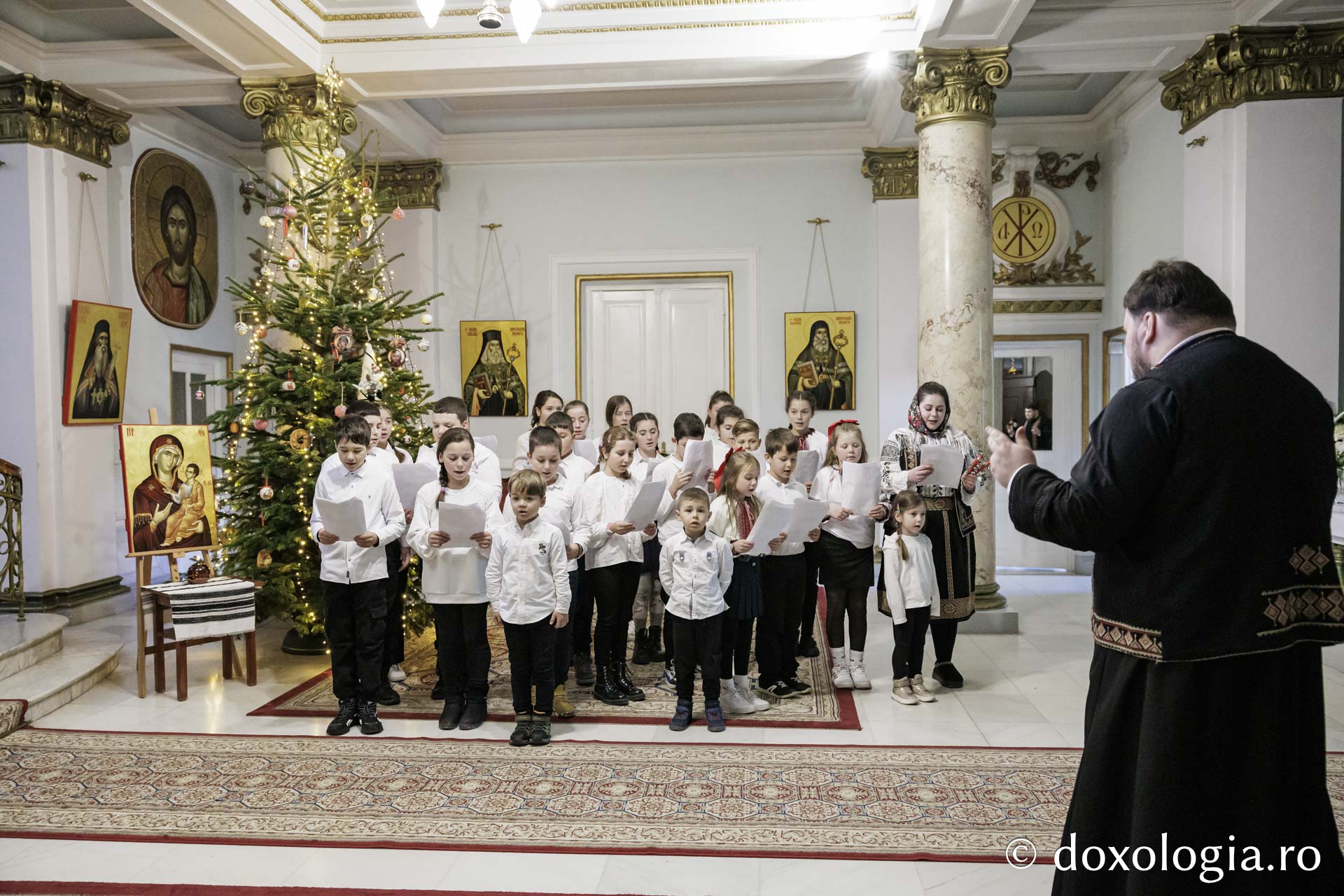 Corul Dămideni – Colindători la Reședința Mitropolitană 2025