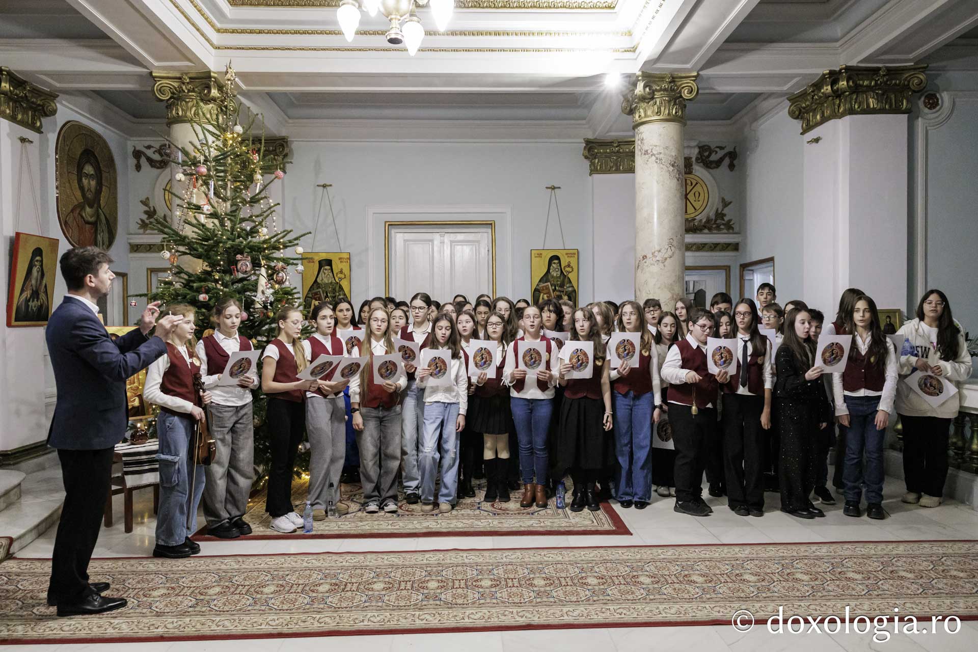 Școala „Ion Creangă” din Iași – Colindători la Reședința Mitropolitană 2025