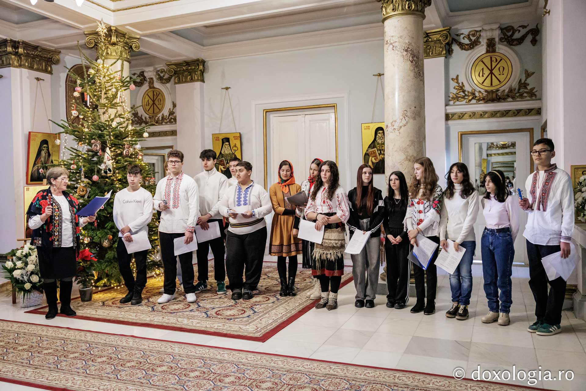 Liceul „Ion Neculce” din Tg. Frumos și Școala Strunga – Colindători la Reședința Mitropolitană 2025