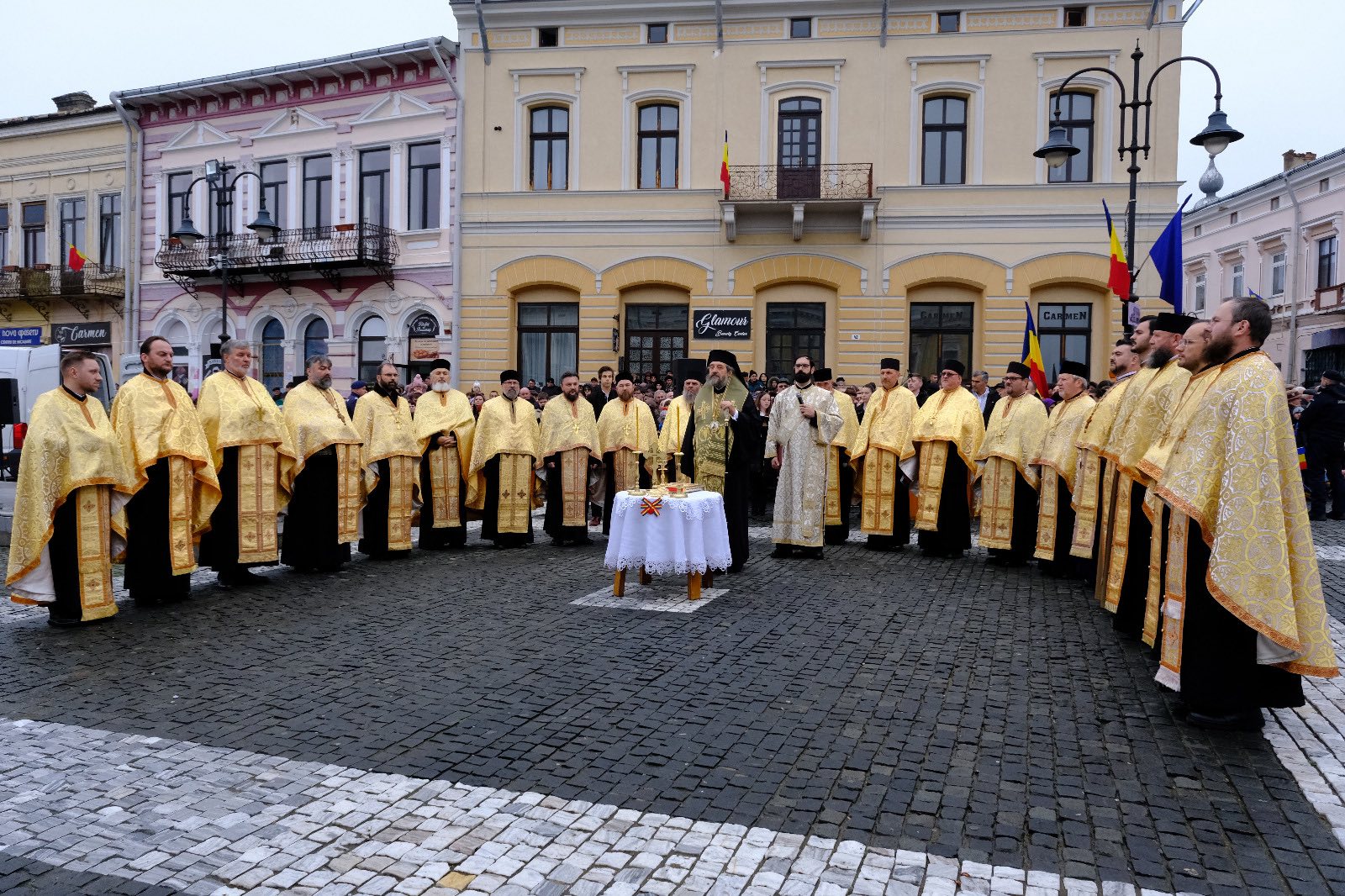 „Să lucrăm cu credință ca să transmitem mai departe o țară bogată, o țară ce stă sub semnul Crucii”, le-a transmis PS Nichifor botoșănenilor cu prilejul Zilei Naționale