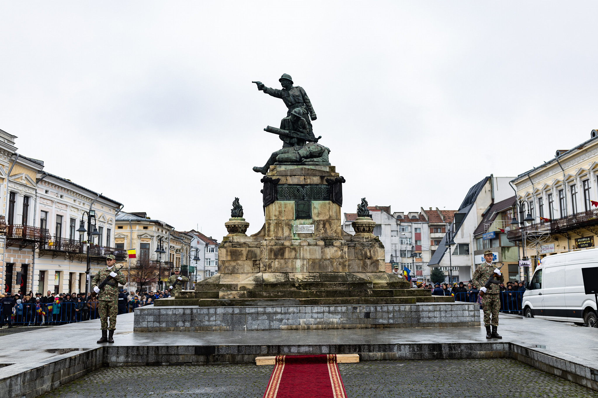 „Să lucrăm cu credință ca să transmitem mai departe o țară bogată, o țară ce stă sub semnul Crucii”, le-a transmis PS Nichifor botoșănenilor cu prilejul Zilei Naționale