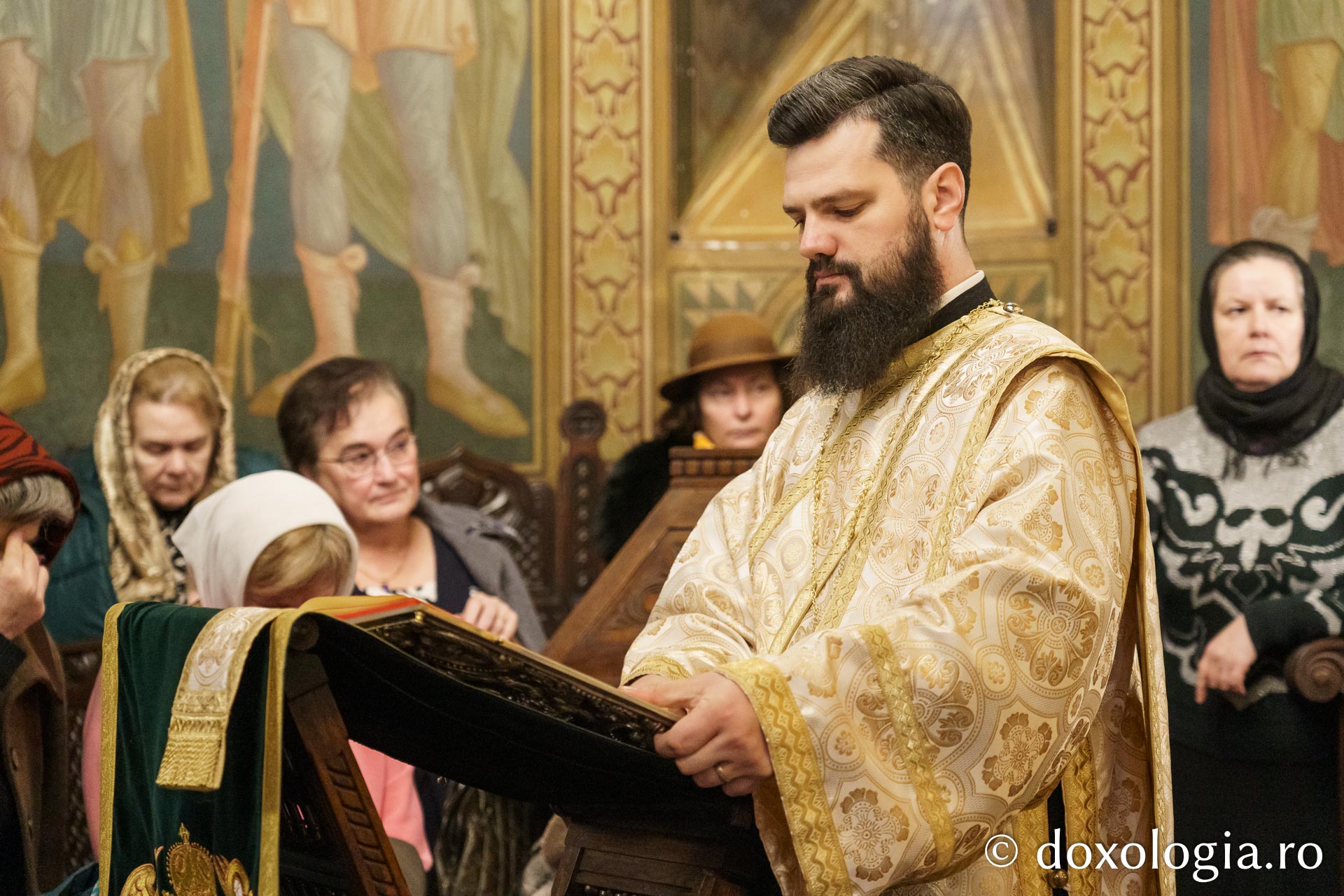 Binecuvântare arhierească la hramul Bisericii „Sfântul Nicolae Domnesc” din Iași