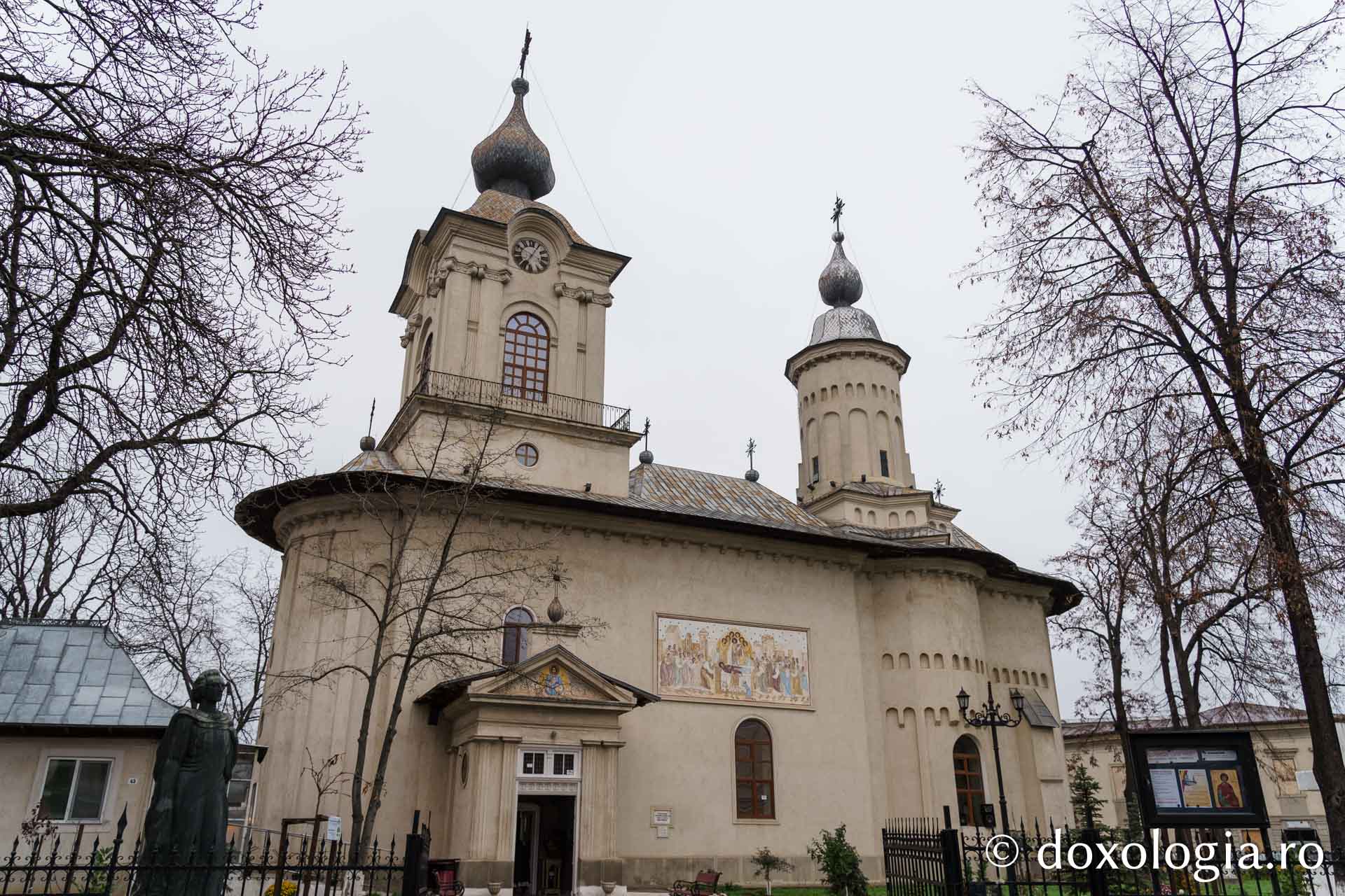 Preasfințitul Nichifor Botoșăneanul, în mijlocul credincioșilor de la Parohia „Uspenia”