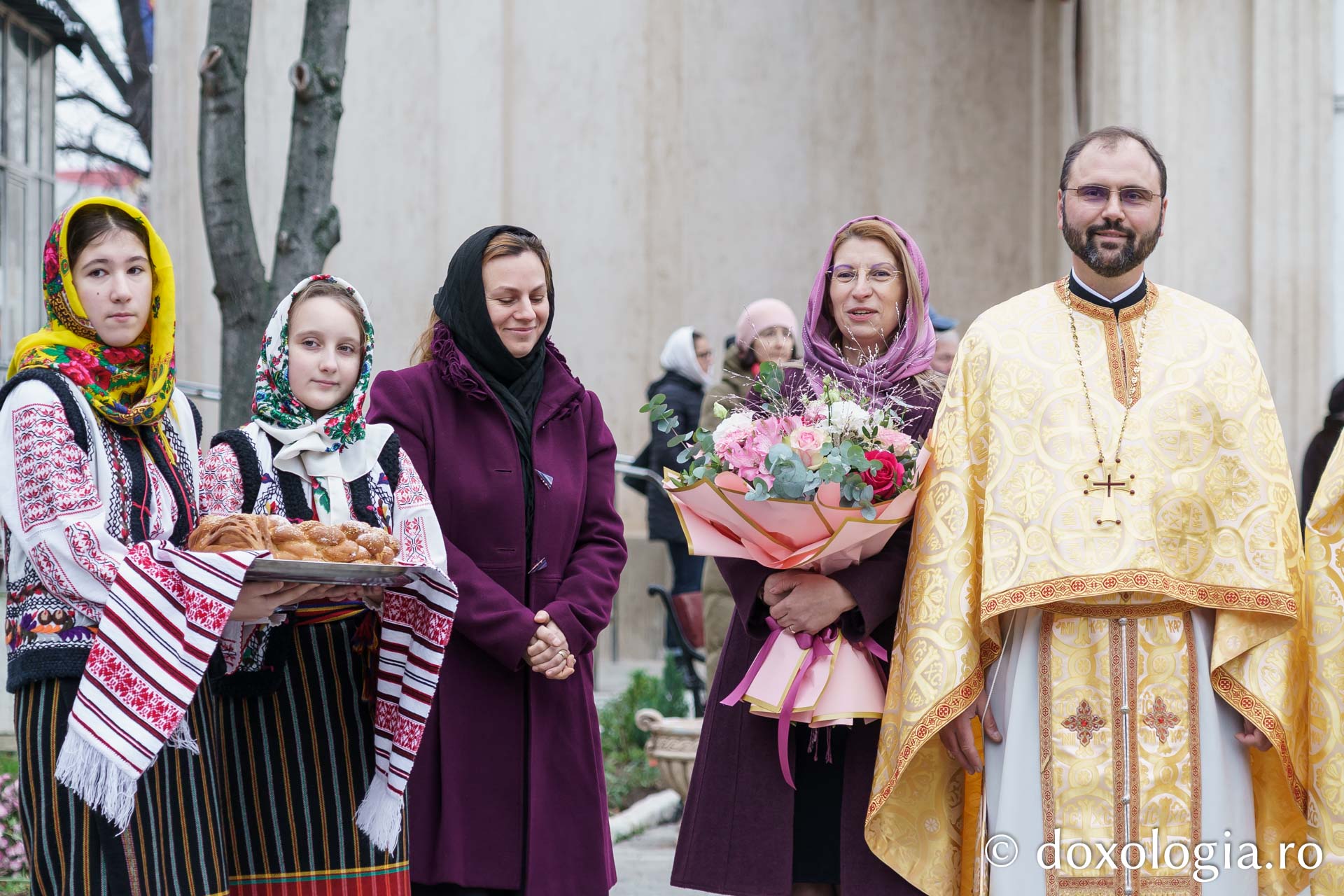 Preasfințitul Nichifor Botoșăneanul, în mijlocul credincioșilor de la Parohia „Uspenia”