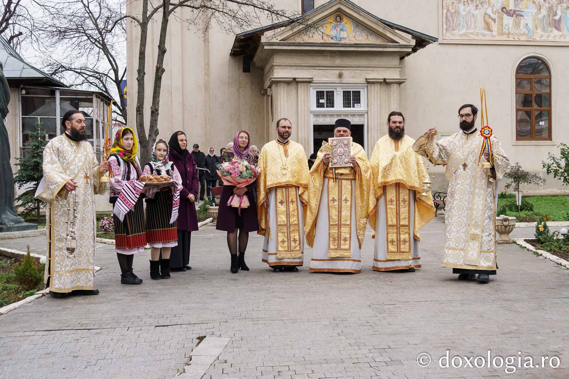 Preasfințitul Nichifor Botoșăneanul, în mijlocul credincioșilor de la Parohia „Uspenia”