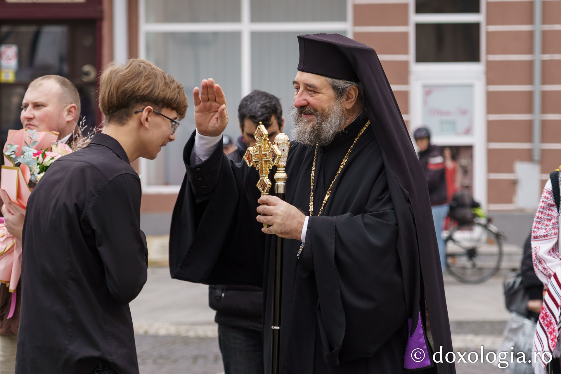 Preasfințitul Nichifor Botoșăneanul, în mijlocul credincioșilor de la Parohia „Uspenia”