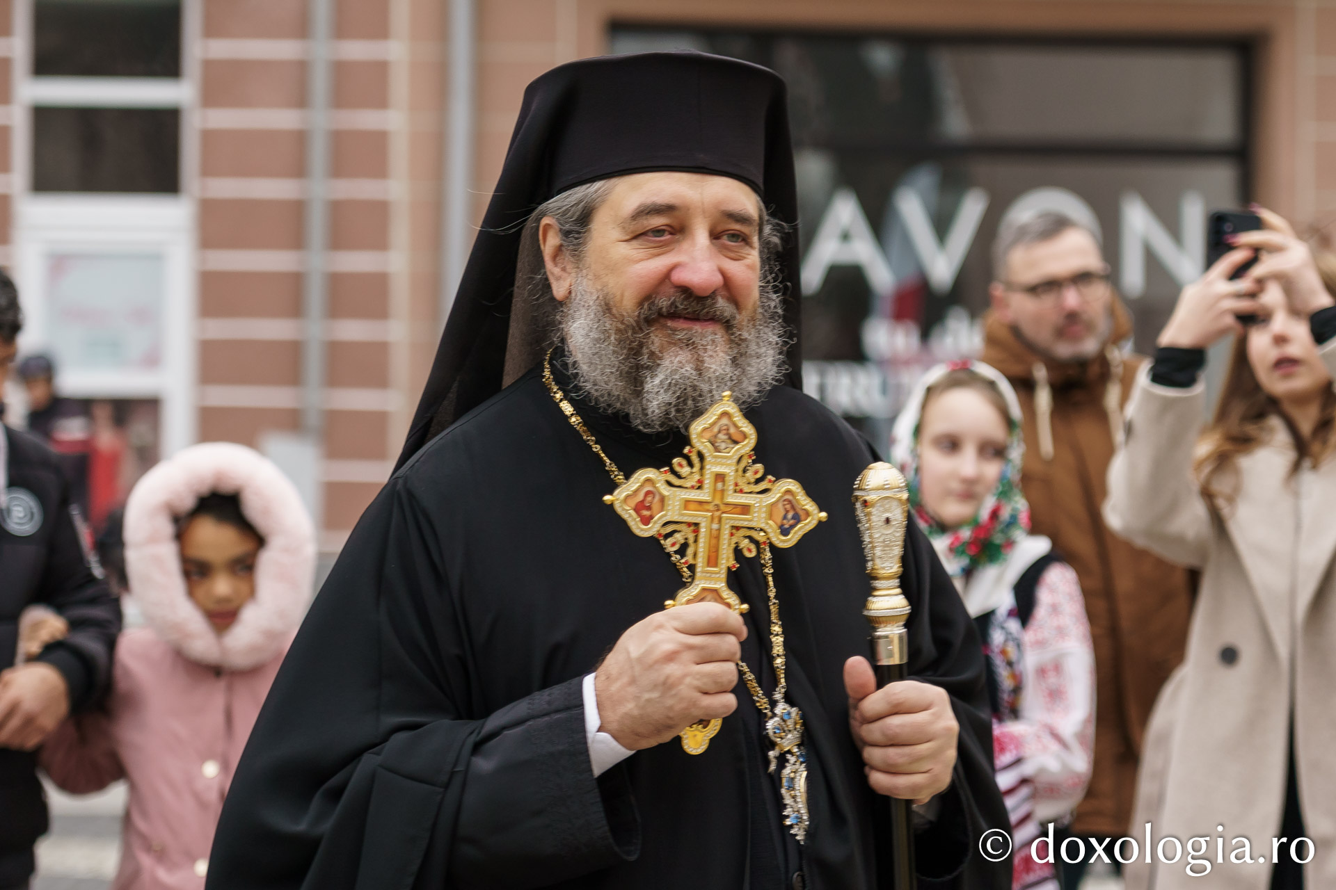 Preasfințitul Nichifor Botoșăneanul, în mijlocul credincioșilor de la Parohia „Uspenia”