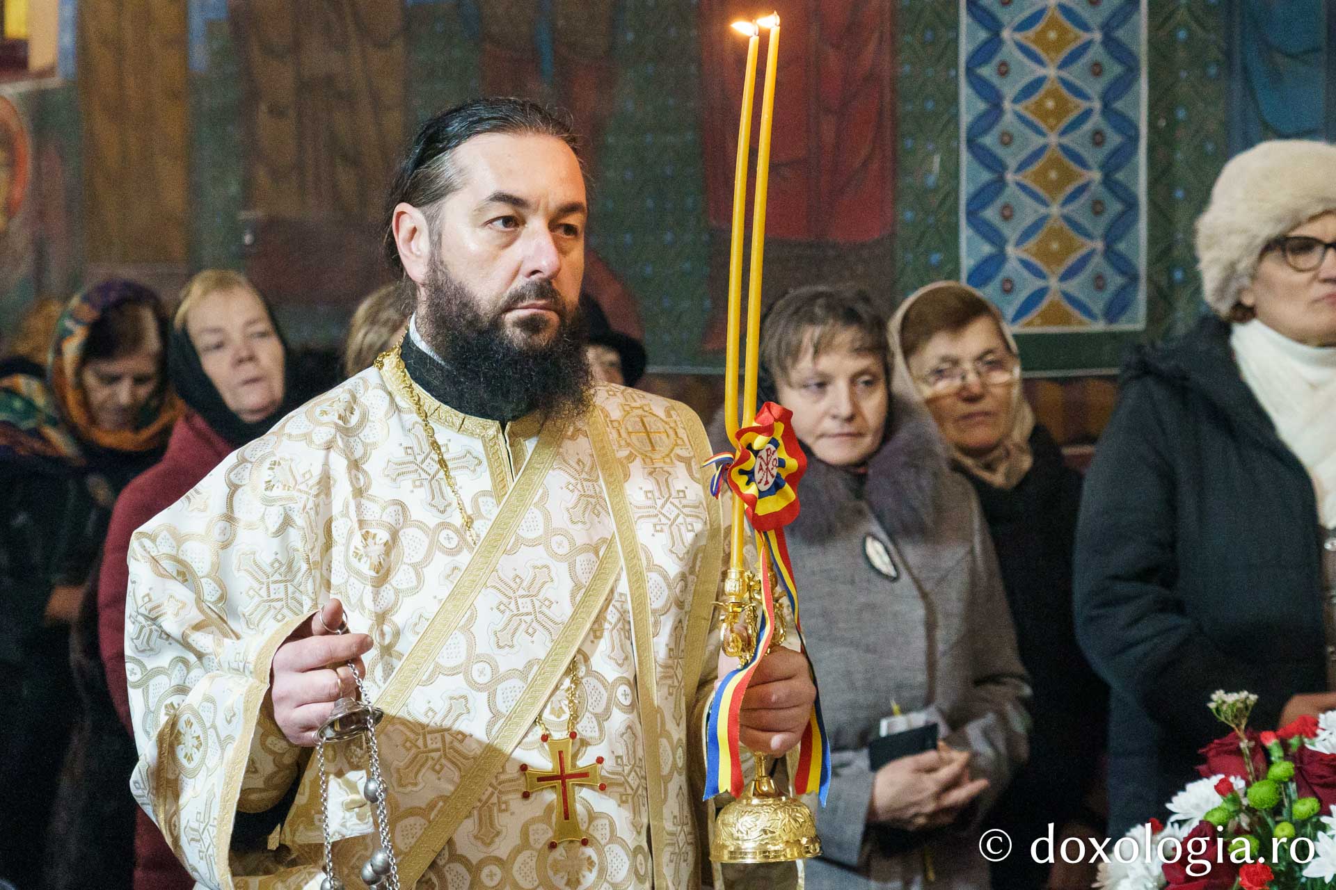 Preasfințitul Nichifor Botoșăneanul, în mijlocul credincioșilor de la Parohia „Uspenia”