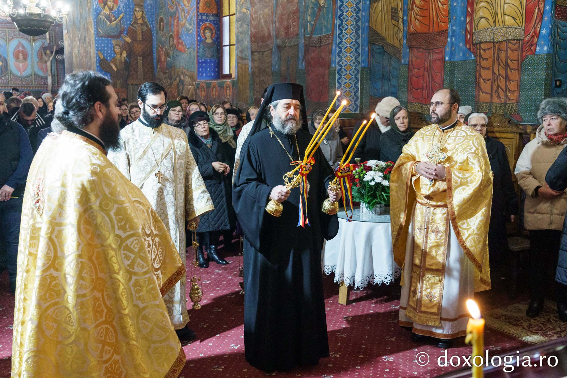 Preasfințitul Nichifor Botoșăneanul, în mijlocul credincioșilor de la Parohia „Uspenia”