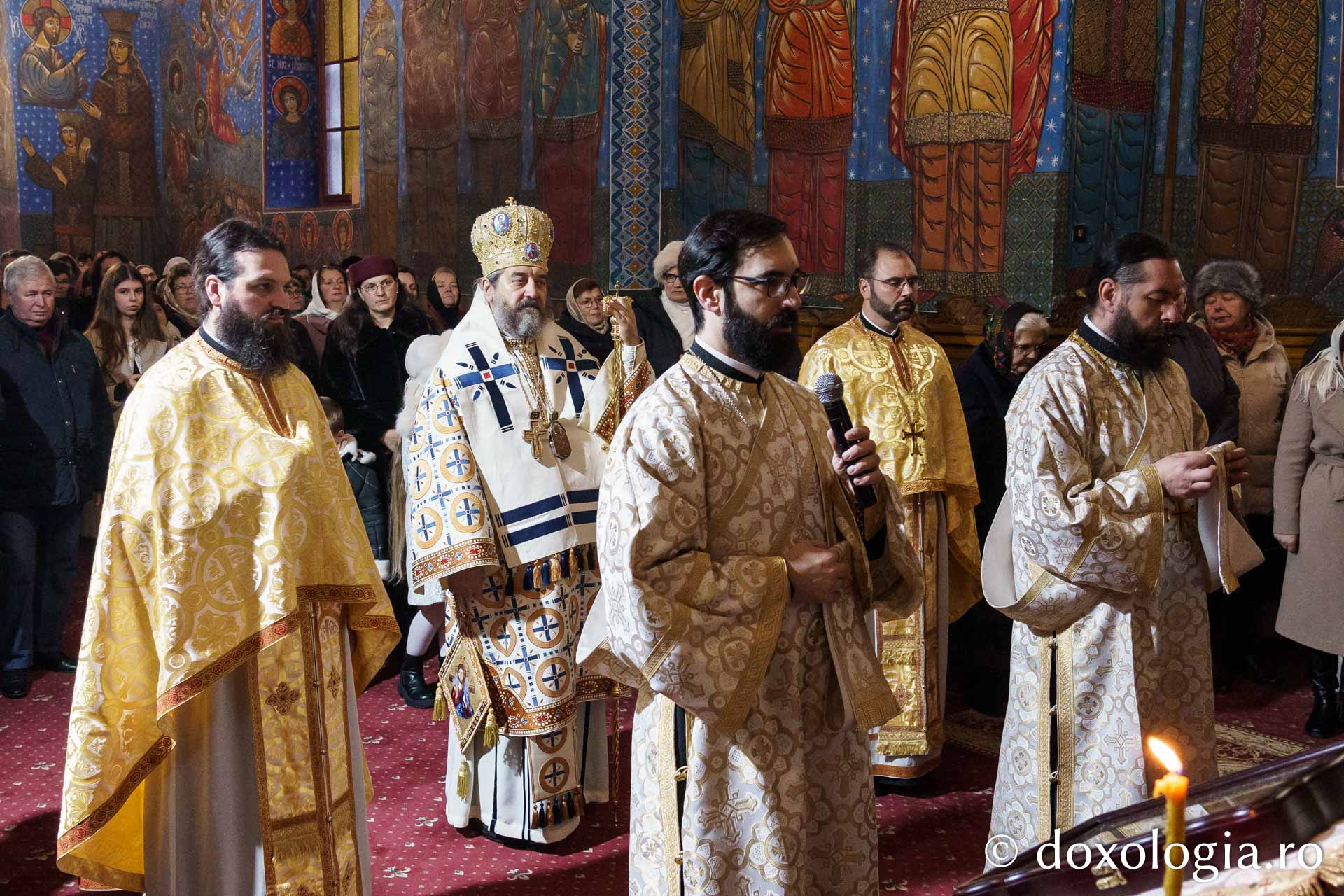 Preasfințitul Nichifor Botoșăneanul, în mijlocul credincioșilor de la Parohia „Uspenia”