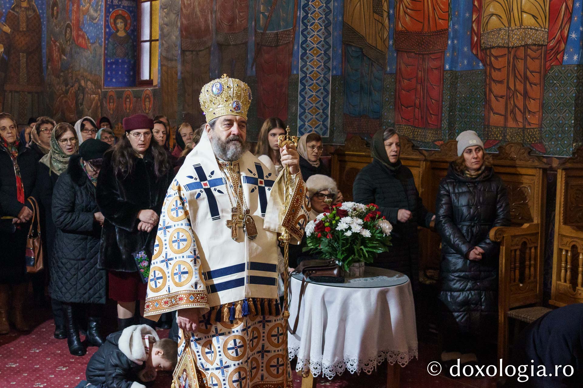 Preasfințitul Nichifor Botoșăneanul, în mijlocul credincioșilor de la Parohia „Uspenia”