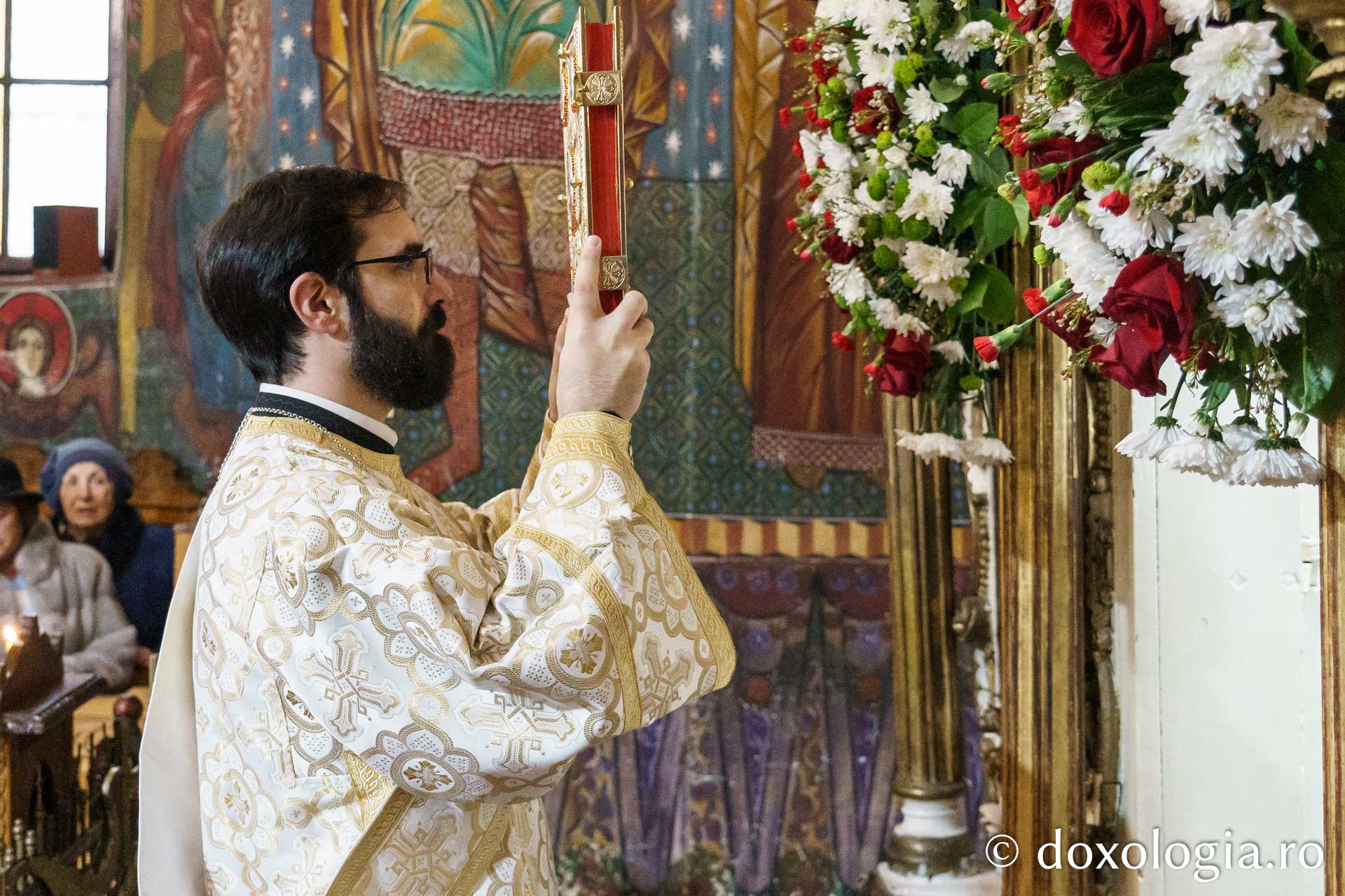 Preasfințitul Nichifor Botoșăneanul, în mijlocul credincioșilor de la Parohia „Uspenia”