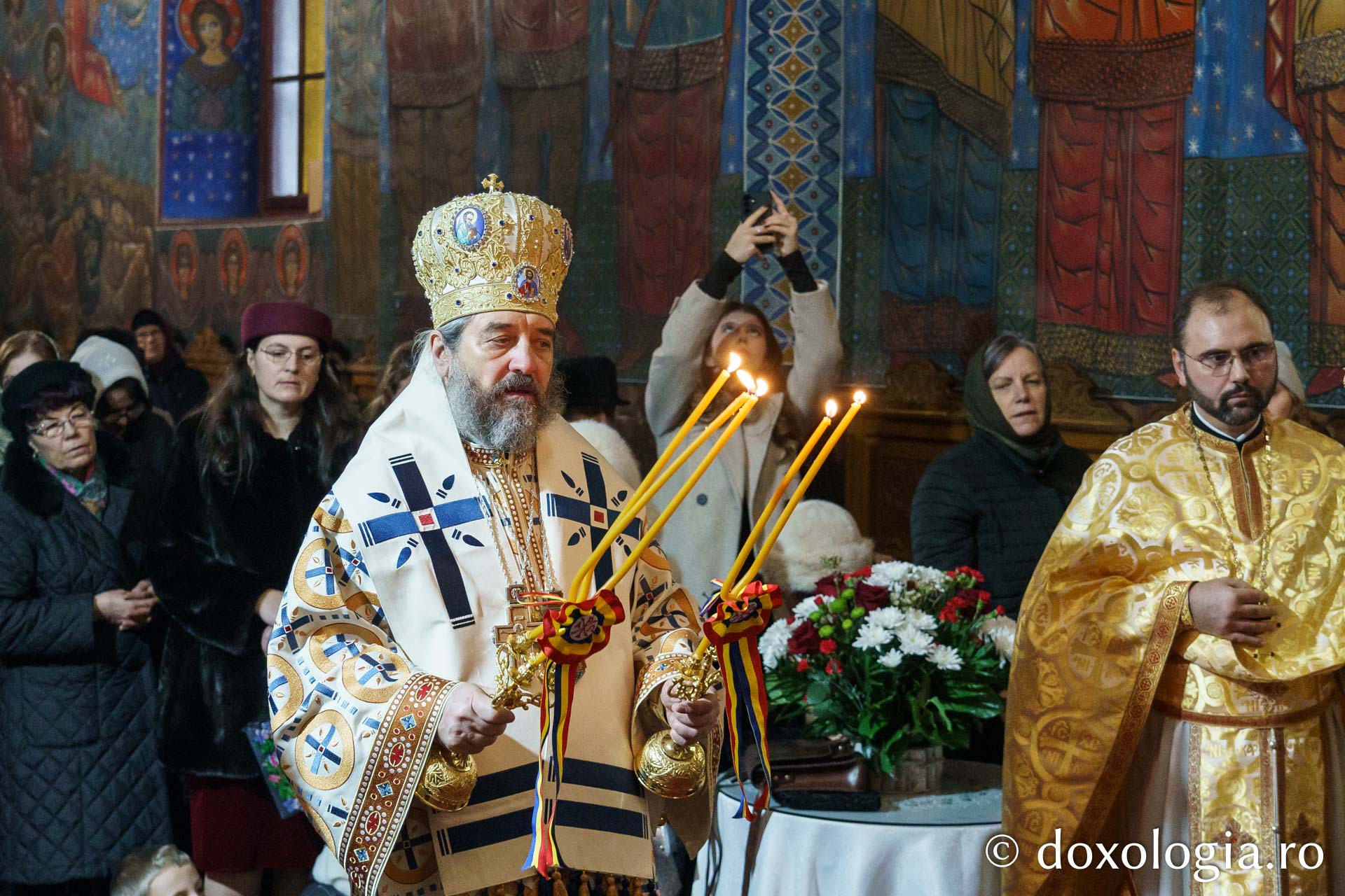 Preasfințitul Nichifor Botoșăneanul, în mijlocul credincioșilor de la Parohia „Uspenia”