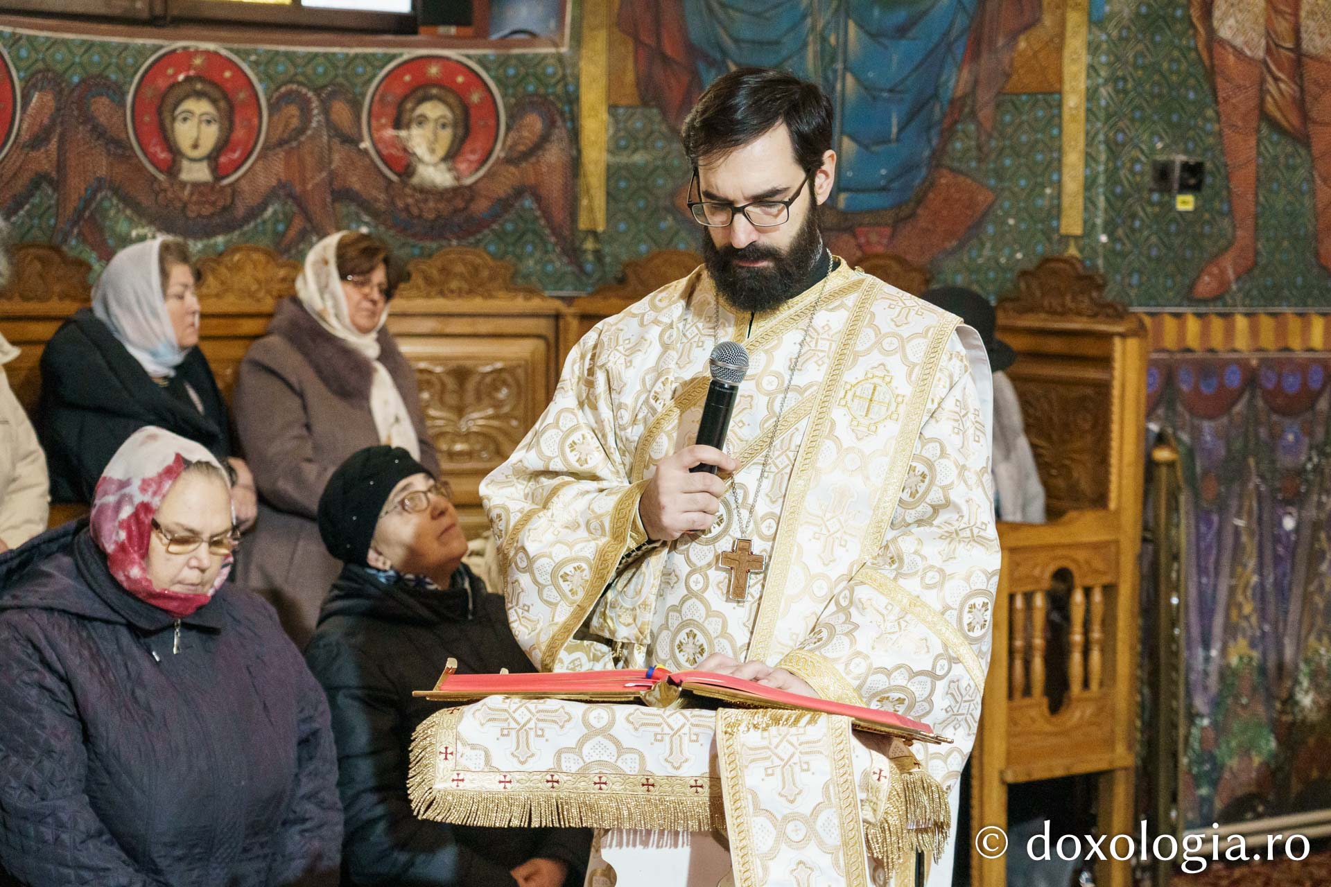 Preasfințitul Nichifor Botoșăneanul, în mijlocul credincioșilor de la Parohia „Uspenia”