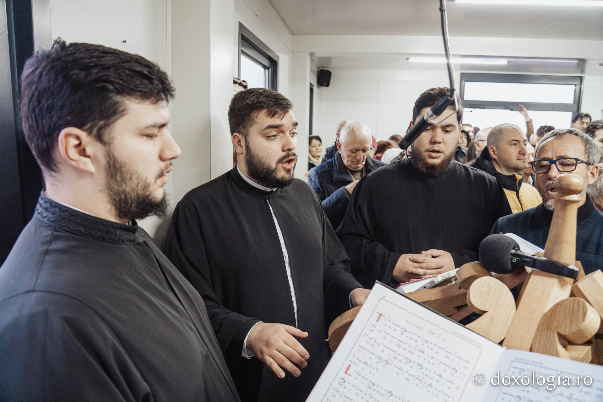 Zi de sărbătoare în Iași: Parohia „Sfântul Ierarh Iosif cel Milostiv” Bucium a primit vizita arhierească și un nou spațiu de rugăciune