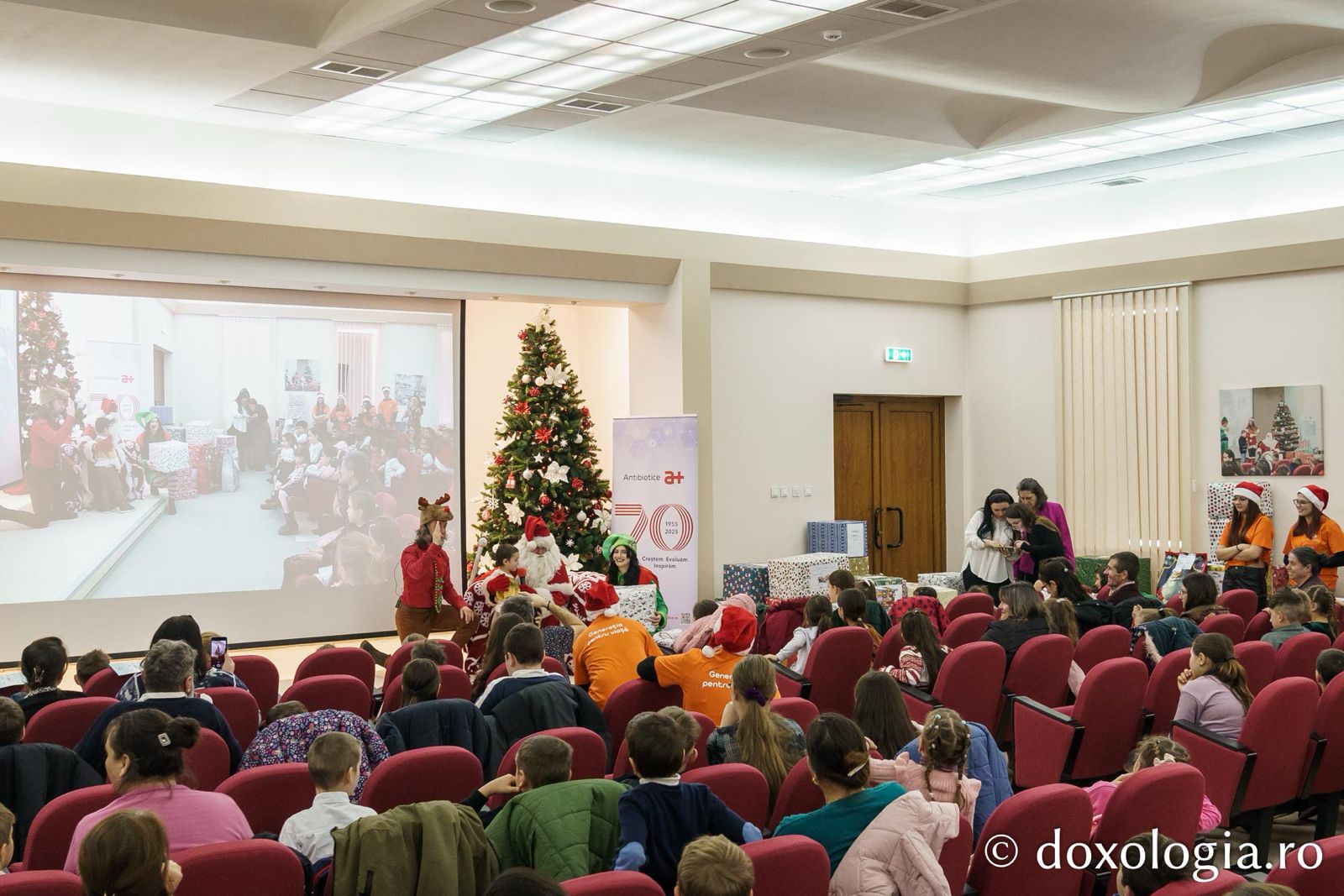 (Video) Peste 100 de copii din familii numeroase au primit daruri de Crăciun, la serbarea Fundației Antibiotice „Știință și Suflet”