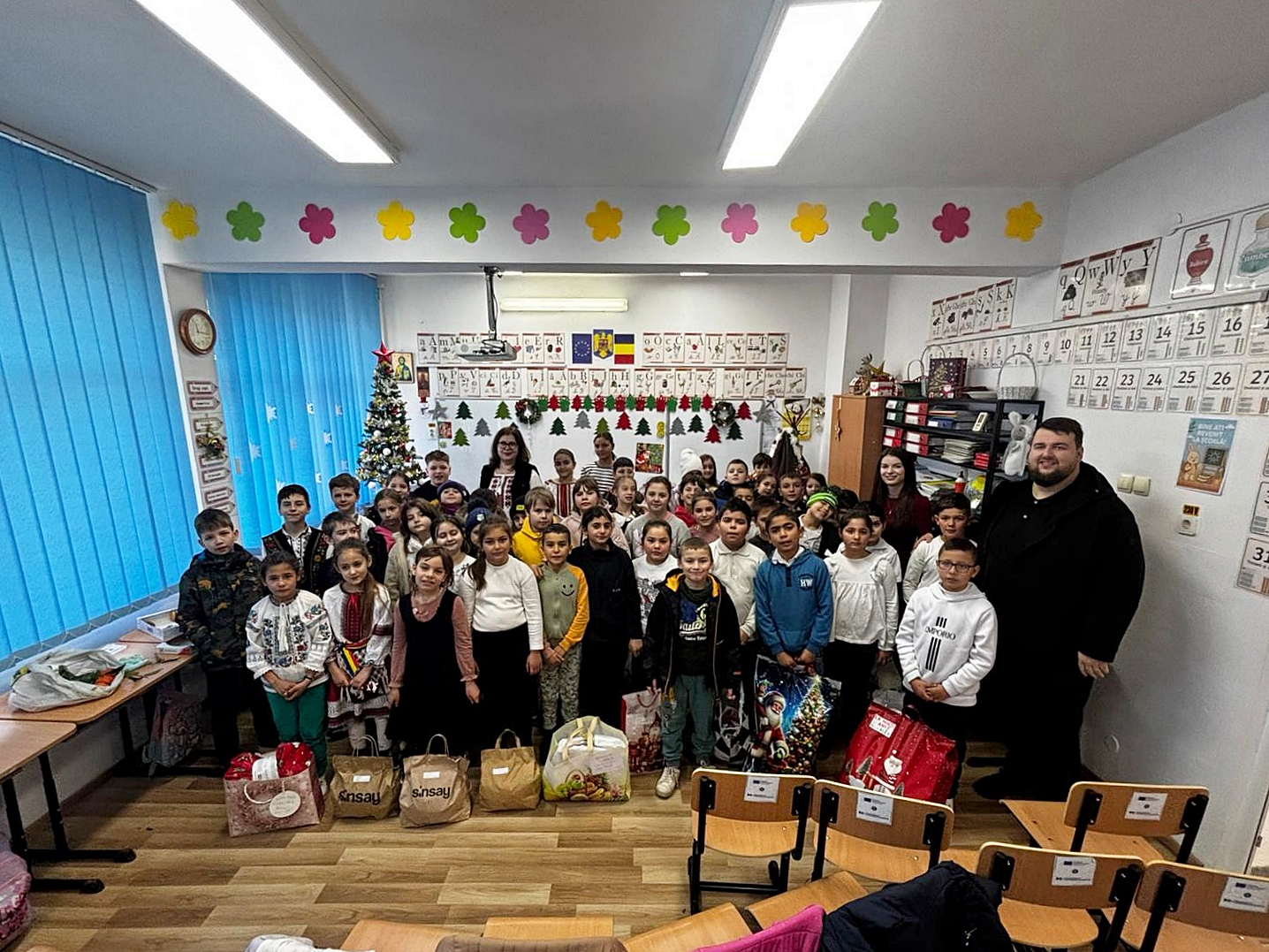 Cu prilejul sărbătorii Nașterii Domnului: doi profesori din Iași au mobilizat elevii să ofere daruri copiilor din comunități defavorizate