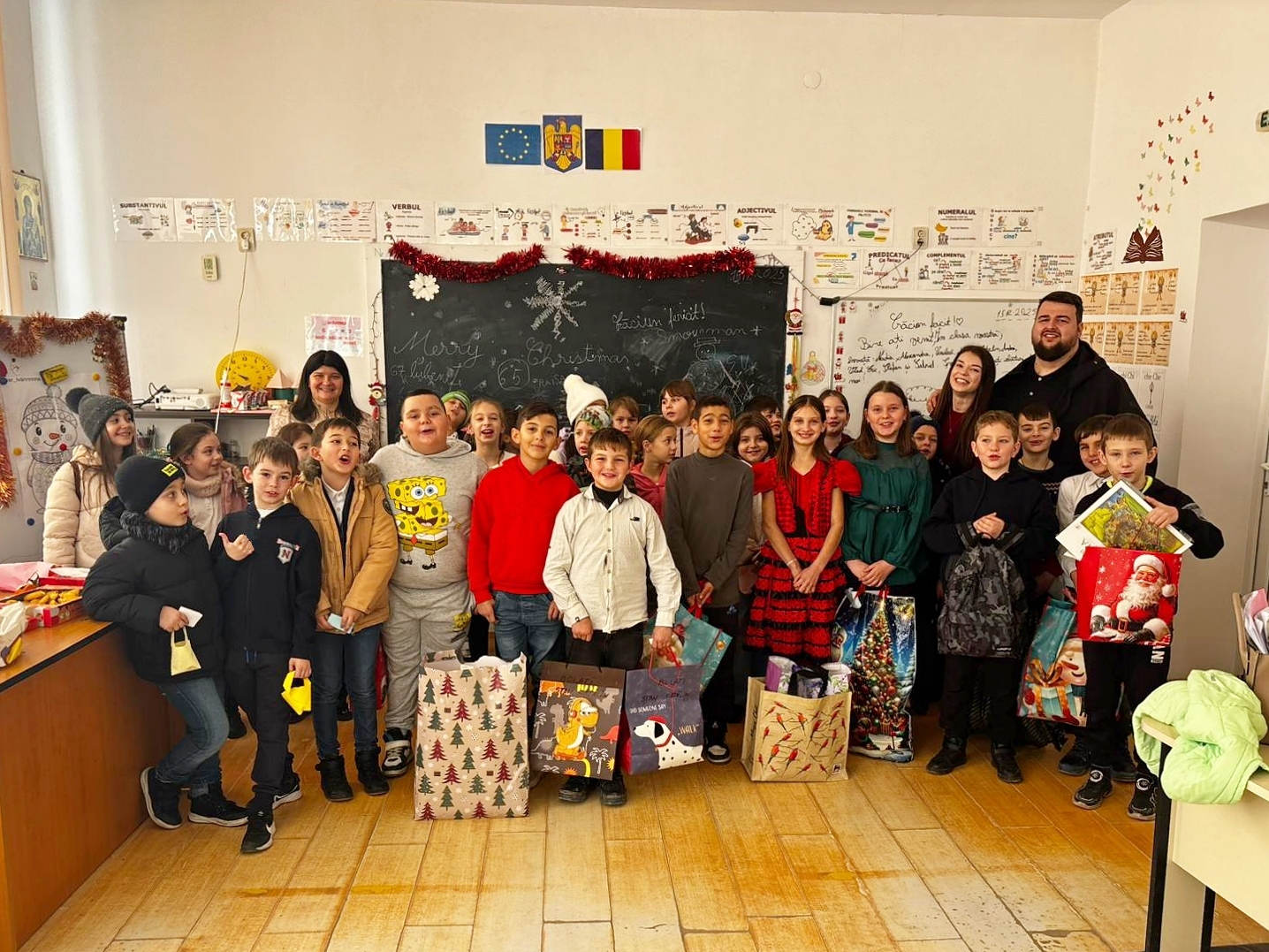 Cu prilejul sărbătorii Nașterii Domnului: doi profesori din Iași au mobilizat elevii să ofere daruri copiilor din comunități defavorizate