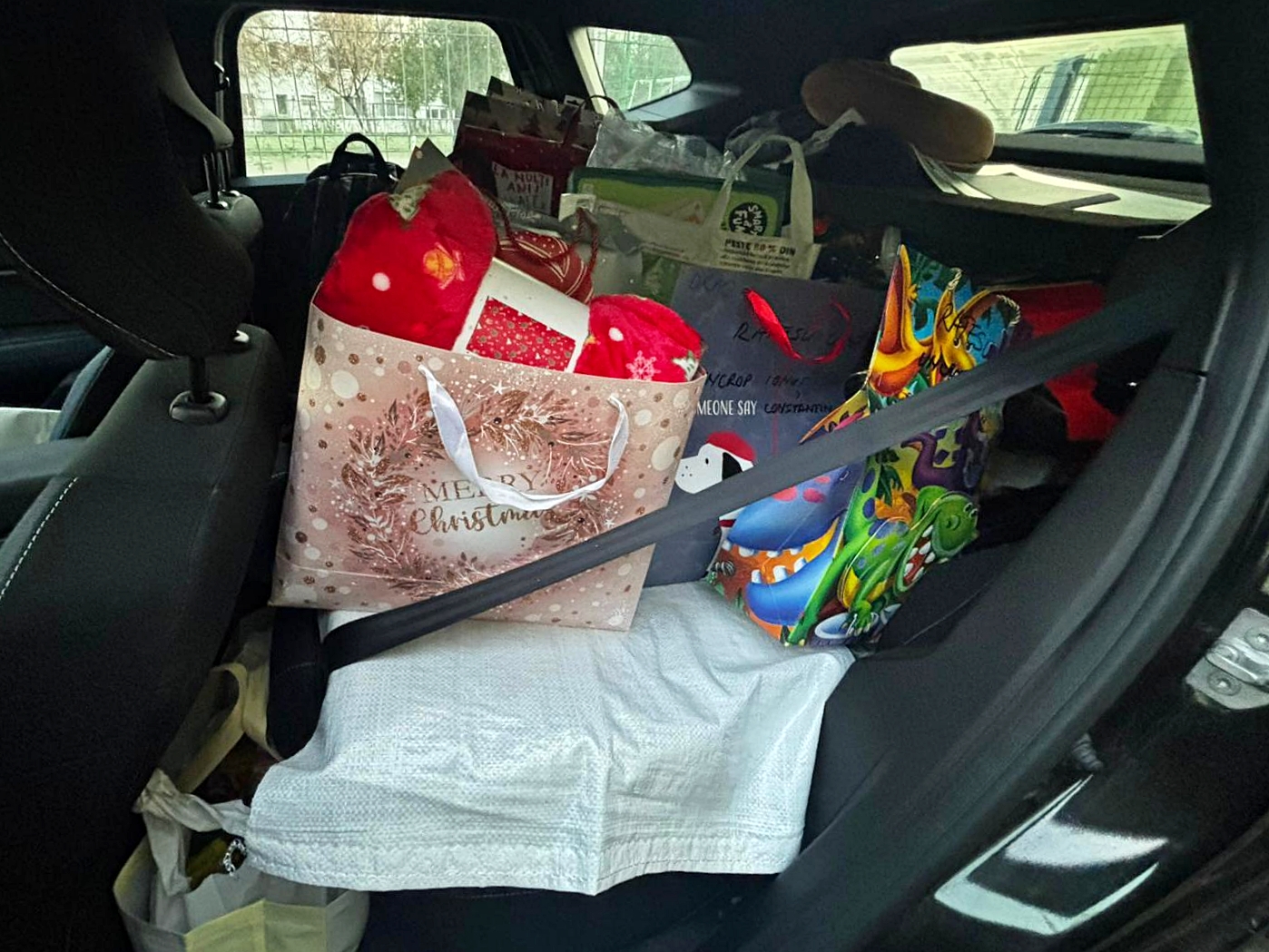 Cu prilejul sărbătorii Nașterii Domnului: doi profesori din Iași au mobilizat elevii să ofere daruri copiilor din comunități defavorizate