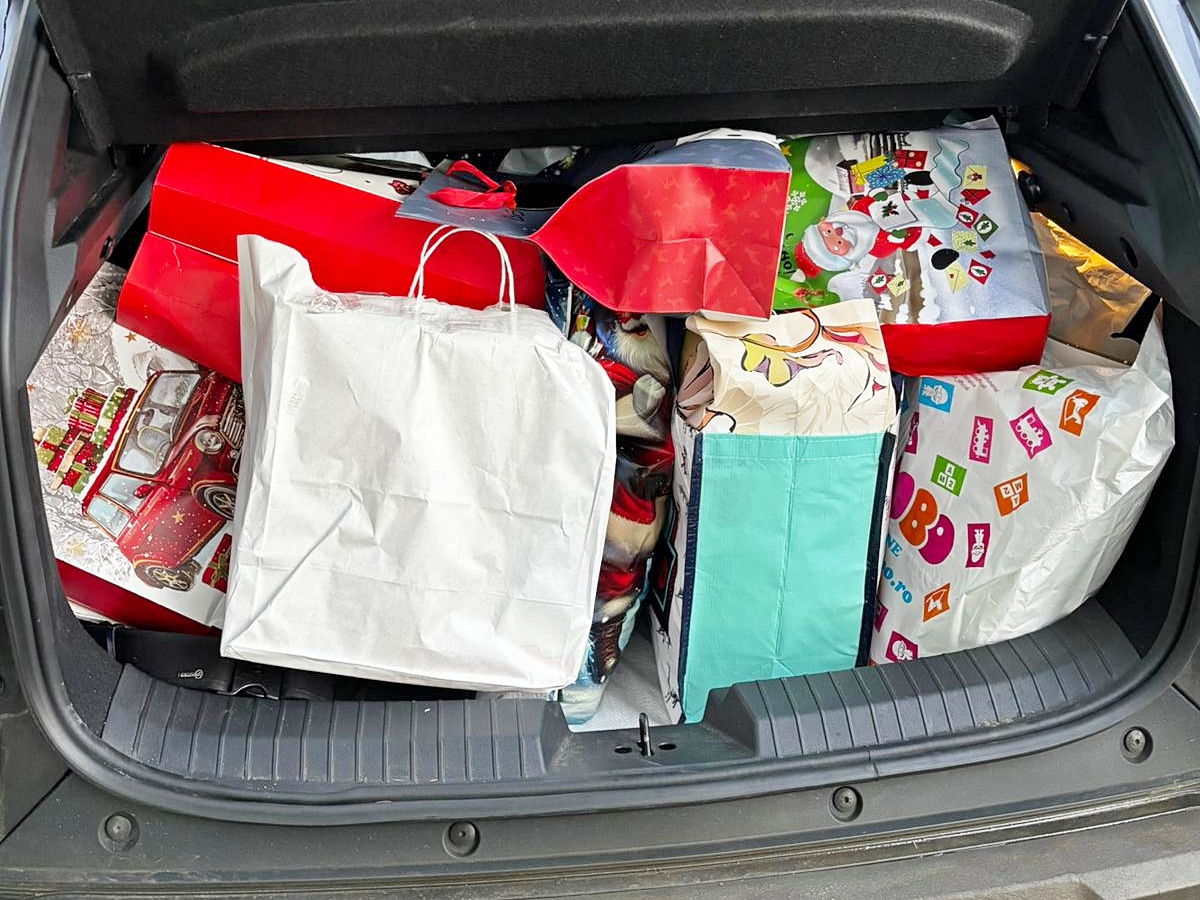 Cu prilejul sărbătorii Nașterii Domnului: doi profesori din Iași au mobilizat elevii să ofere daruri copiilor din comunități defavorizate