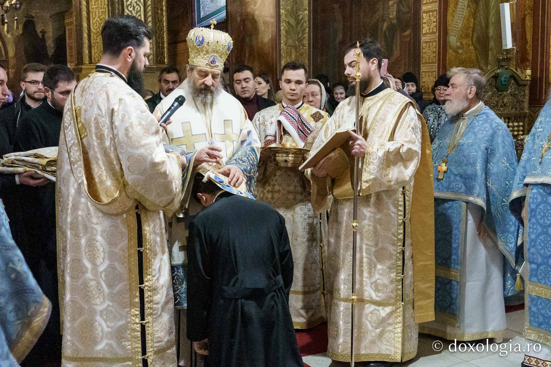 Sfântă Liturghie arhierească și hirotonie în Duminica de după Nașterea Domnului, la Mănăstirea „Sfinții Trei Ierarhi” din Iași