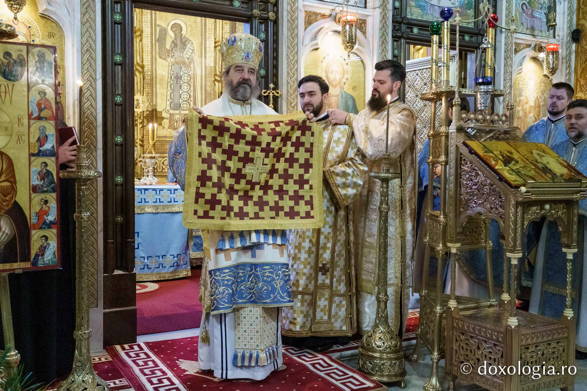 Sfântă Liturghie arhierească și hirotonie în Duminica de după Nașterea Domnului, la Mănăstirea „Sfinții Trei Ierarhi” din Iași