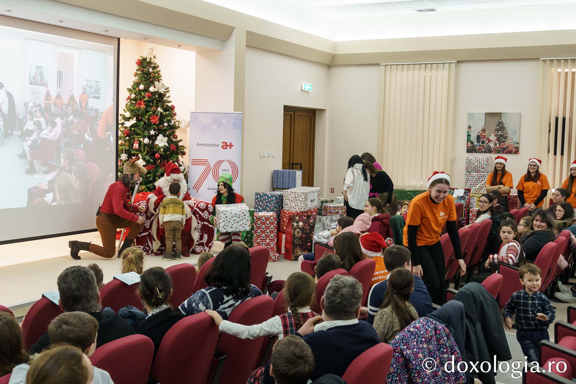 Bucurie la Serbarea de Crăciun organizată de Fundația Antibiotice „Știință și Suflet”