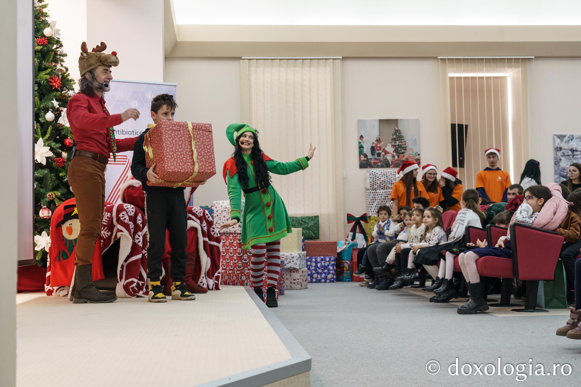 Bucurie la Serbarea de Crăciun organizată de Fundația Antibiotice „Știință și Suflet”