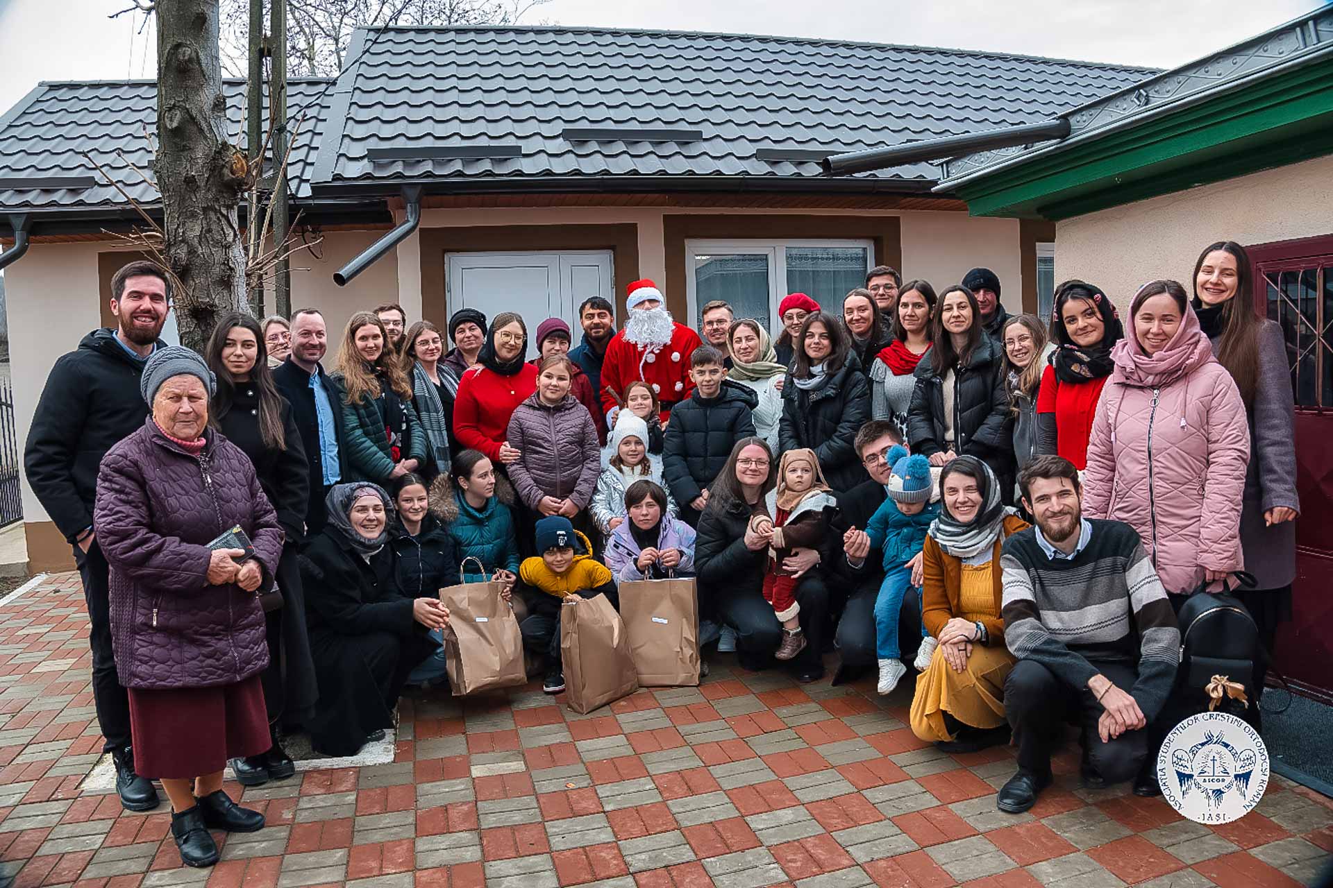 Bucurie și colind la Parohia „Sfântul Dimitrie” din Rediu: Liturghie misionară cu tinerii ASCOR Iași