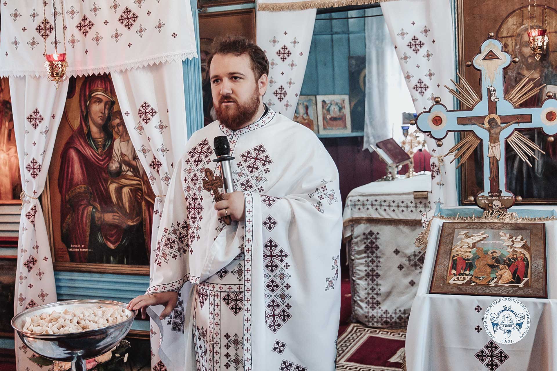Bucurie și colind la Parohia „Sfântul Dimitrie” din Rediu: Liturghie misionară cu tinerii ASCOR Iași