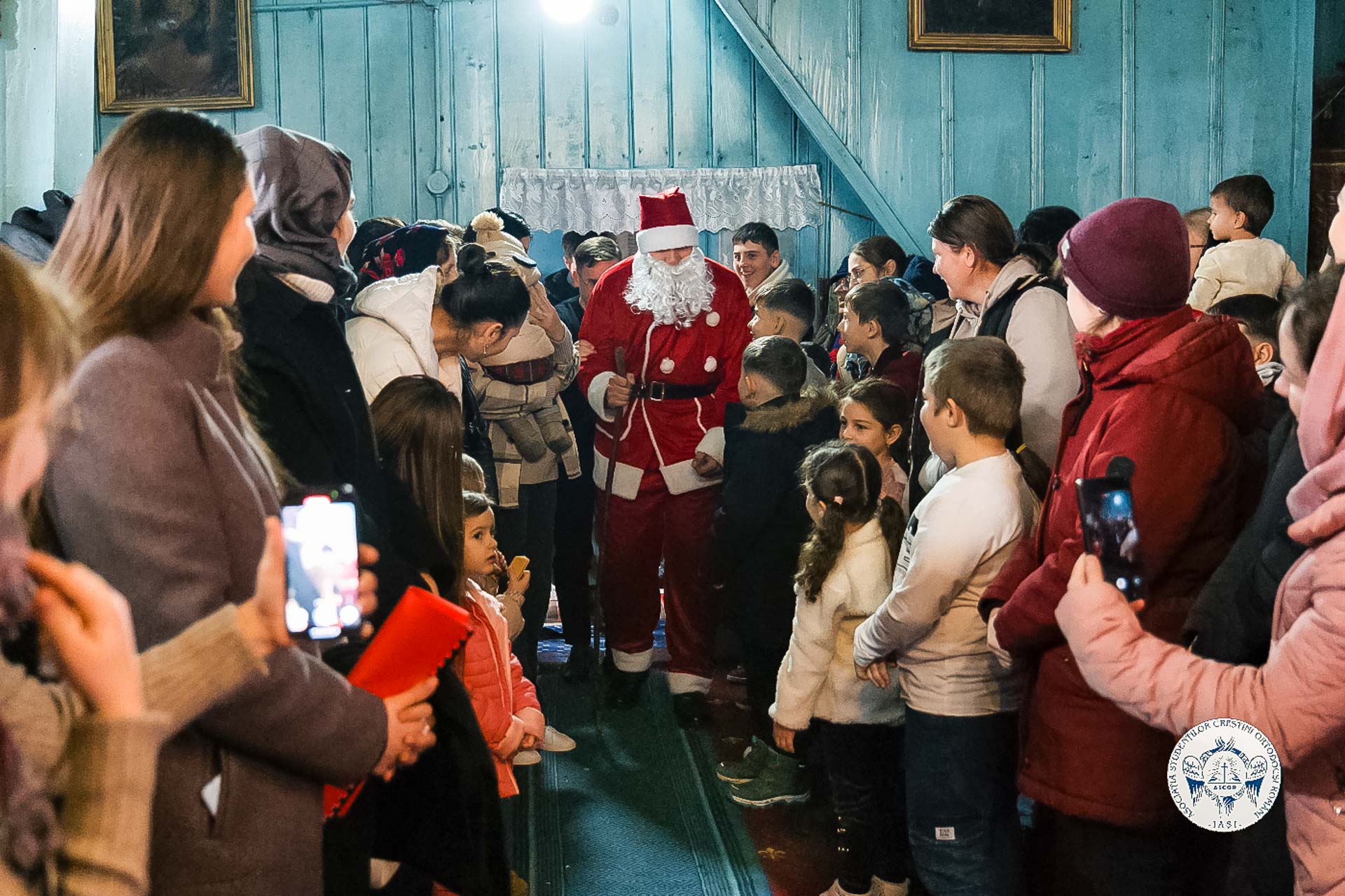 Bucurie și colind la Parohia „Sfântul Dimitrie” din Rediu: Liturghie misionară cu tinerii ASCOR Iași