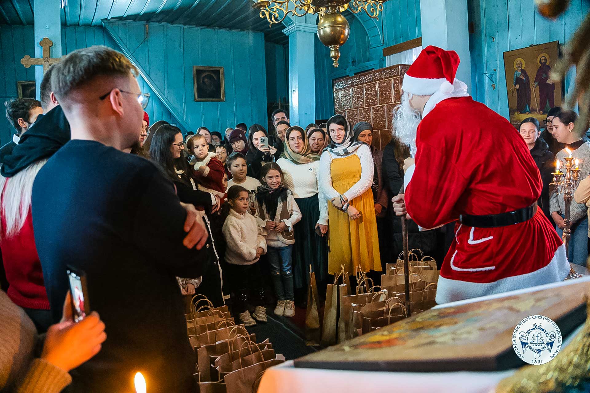 Bucurie și colind la Parohia „Sfântul Dimitrie” din Rediu: Liturghie misionară cu tinerii ASCOR Iași