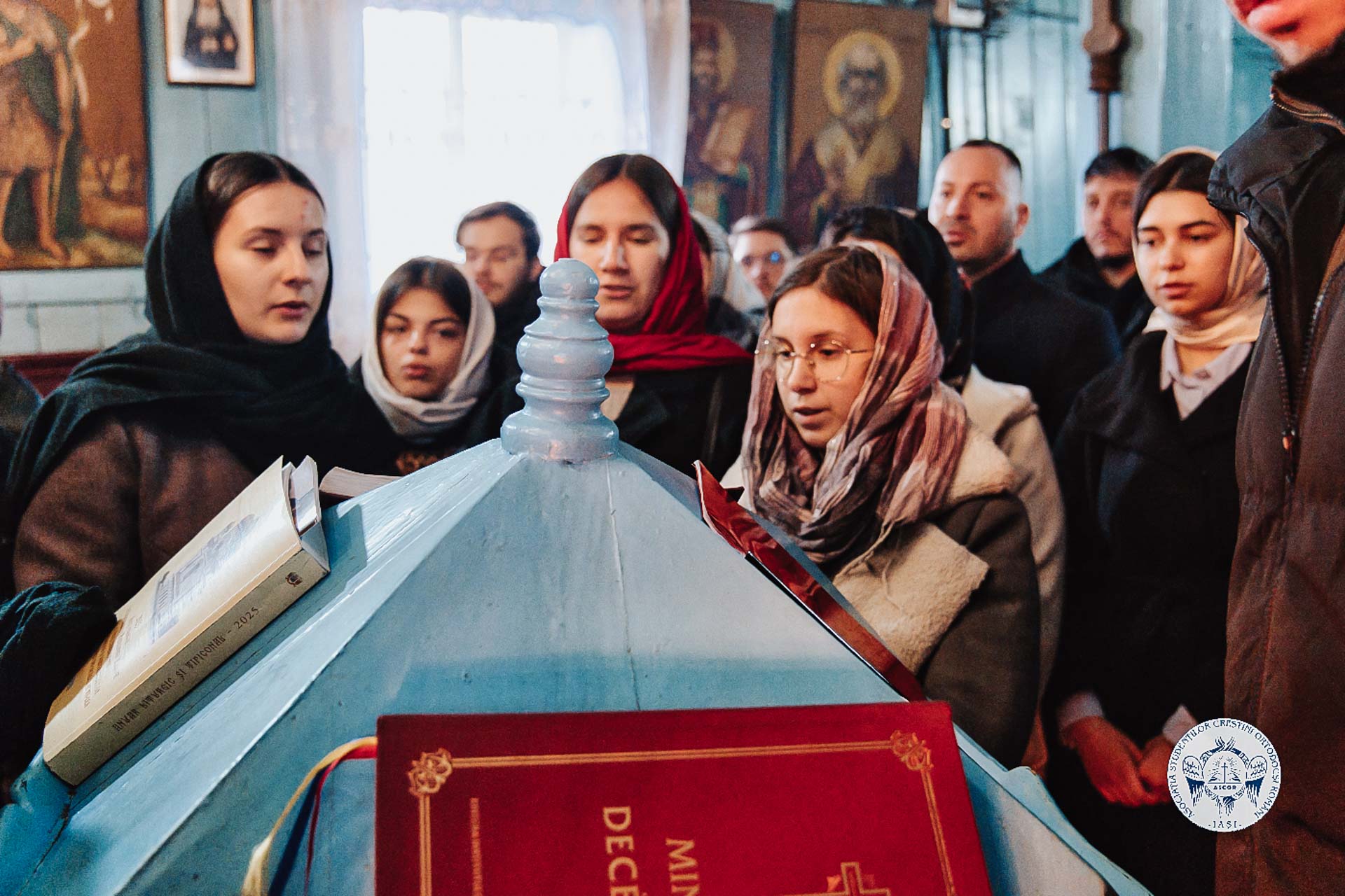 Bucurie și colind la Parohia „Sfântul Dimitrie” din Rediu: Liturghie misionară cu tinerii ASCOR Iași