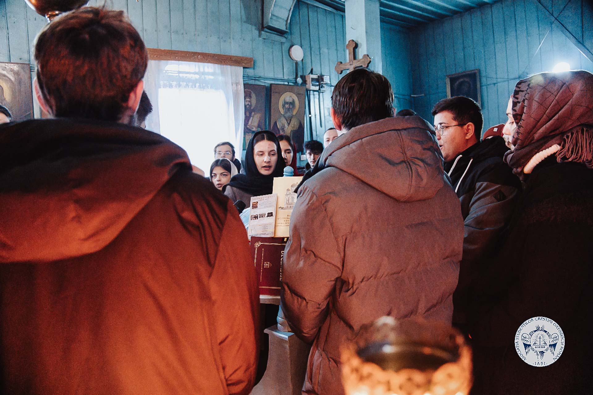 Bucurie și colind la Parohia „Sfântul Dimitrie” din Rediu: Liturghie misionară cu tinerii ASCOR Iași