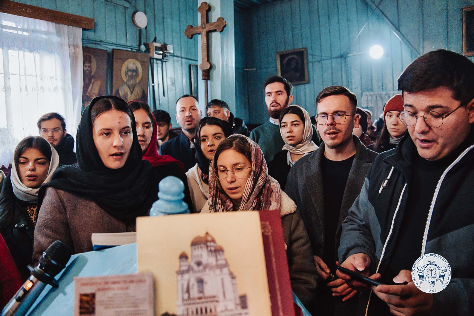 Bucurie și colind la Parohia „Sfântul Dimitrie” din Rediu: Liturghie misionară cu tinerii ASCOR Iași