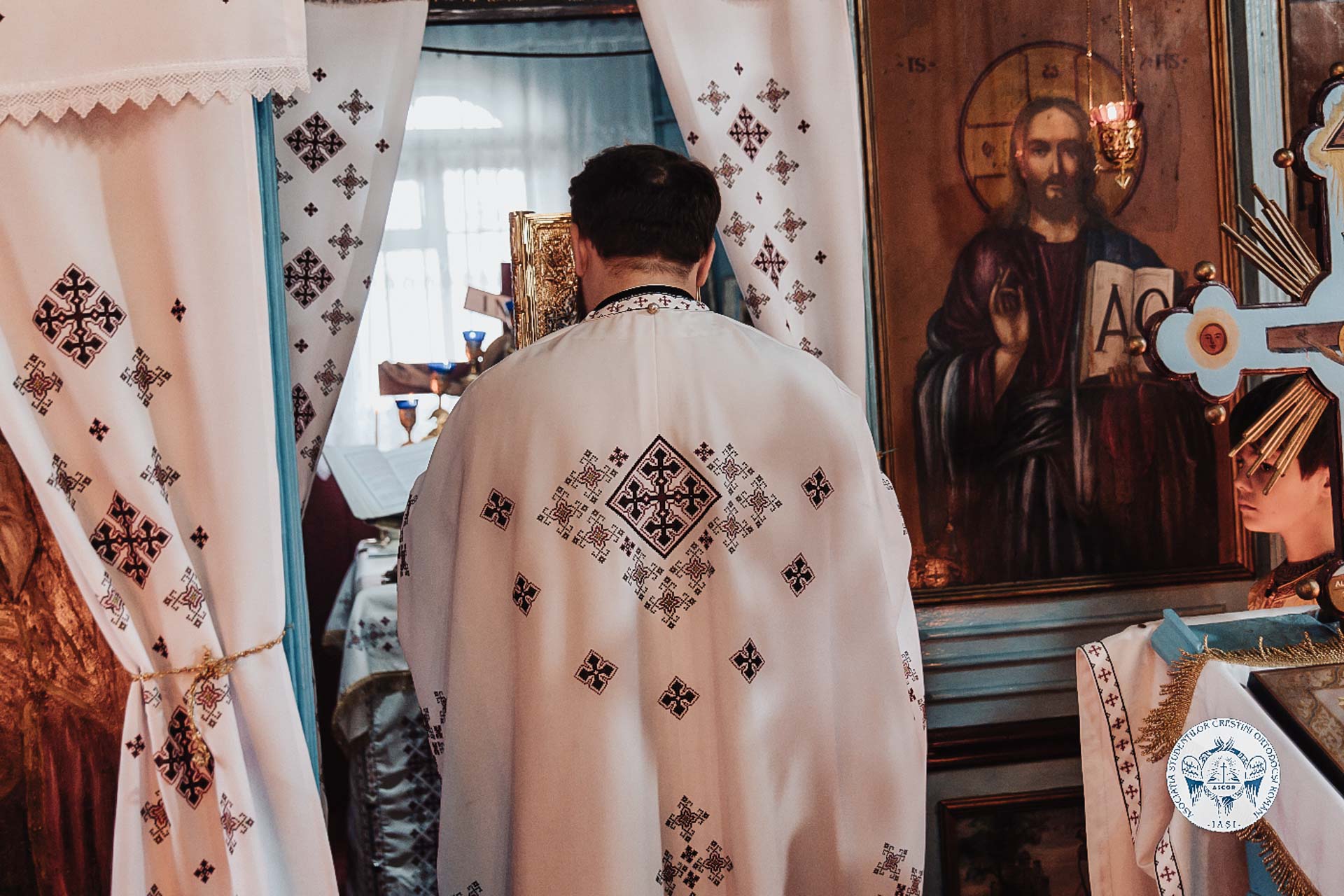 Bucurie și colind la Parohia „Sfântul Dimitrie” din Rediu: Liturghie misionară cu tinerii ASCOR Iași