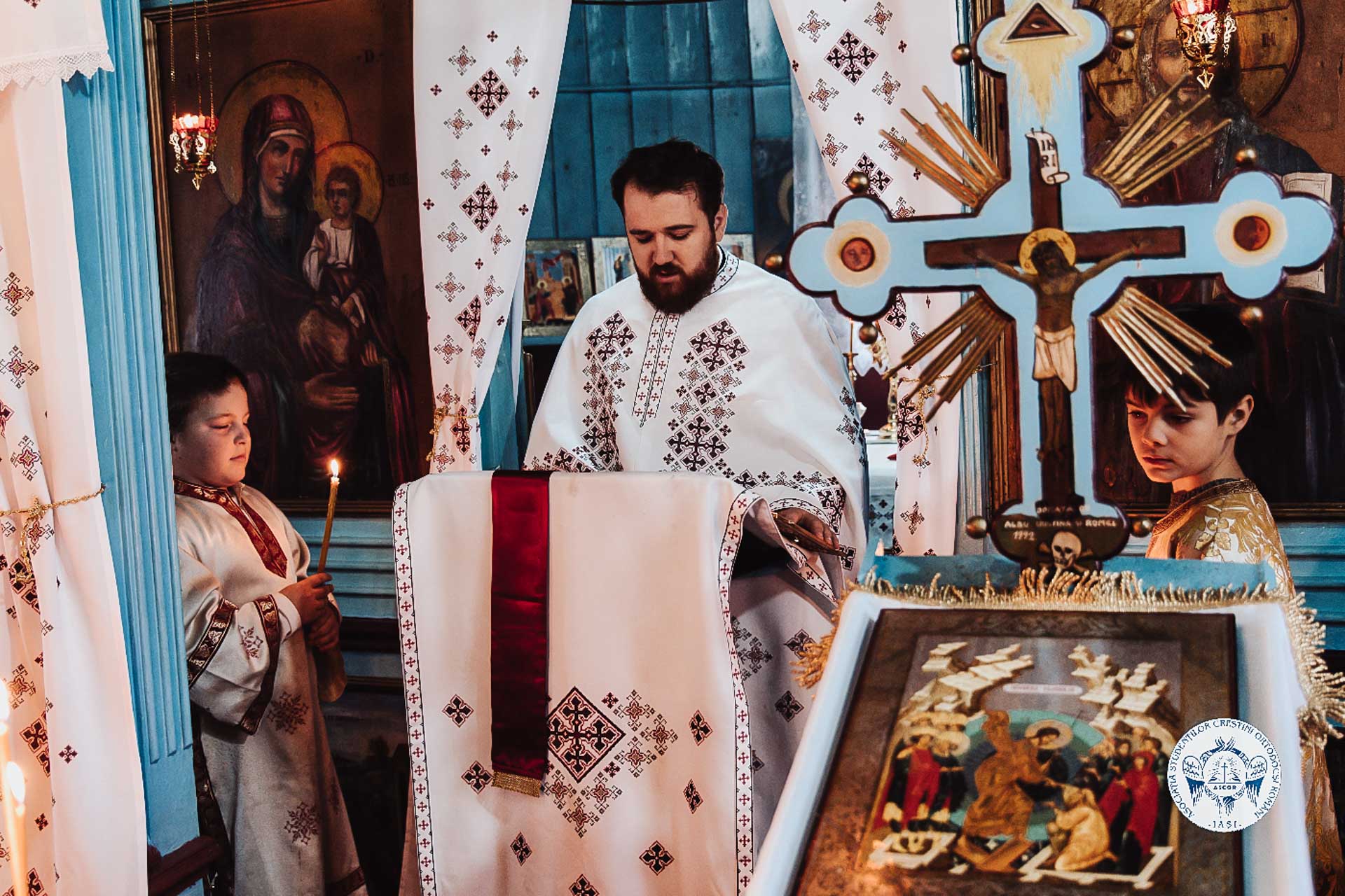 Bucurie și colind la Parohia „Sfântul Dimitrie” din Rediu: Liturghie misionară cu tinerii ASCOR Iași