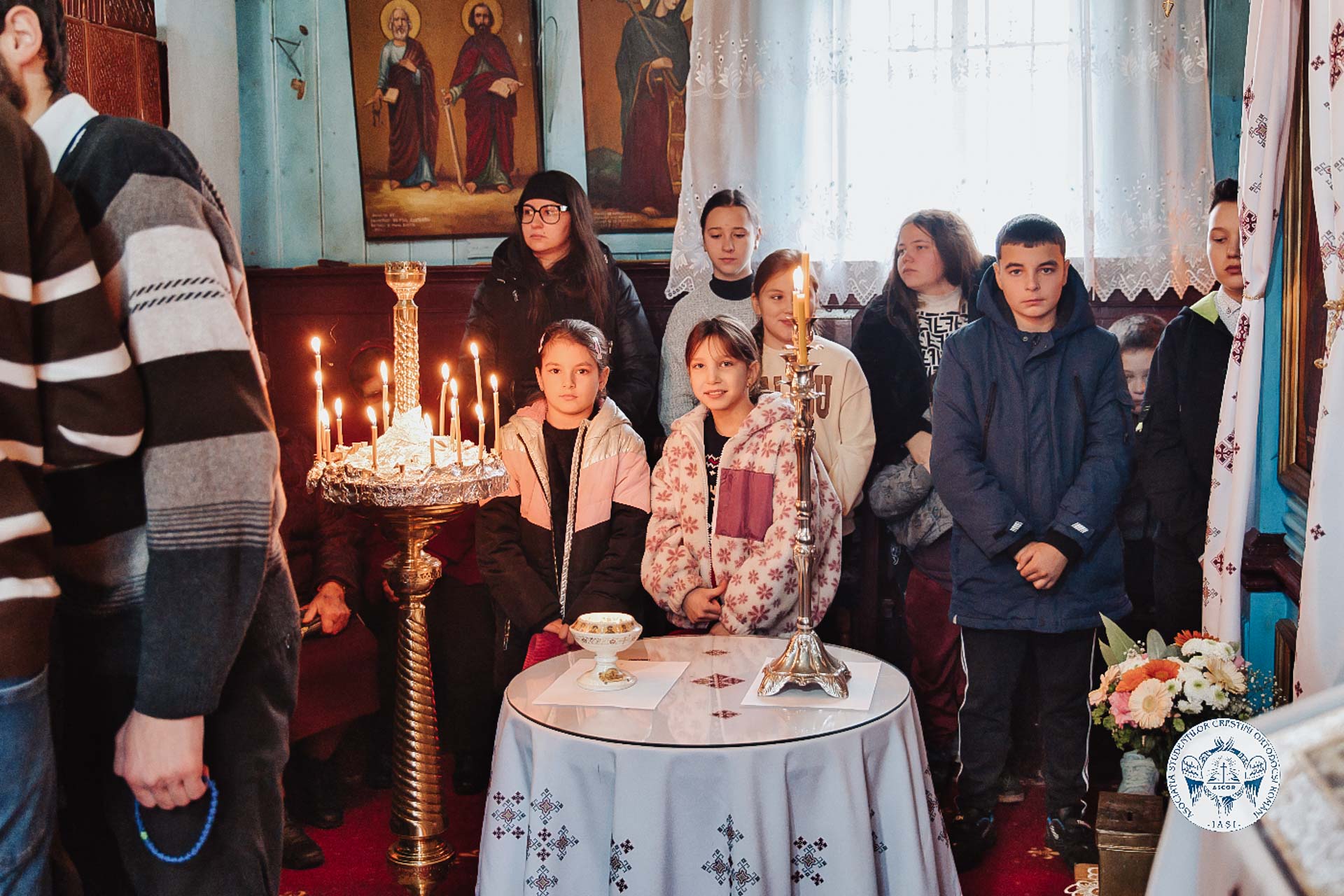 Bucurie și colind la Parohia „Sfântul Dimitrie” din Rediu: Liturghie misionară cu tinerii ASCOR Iași